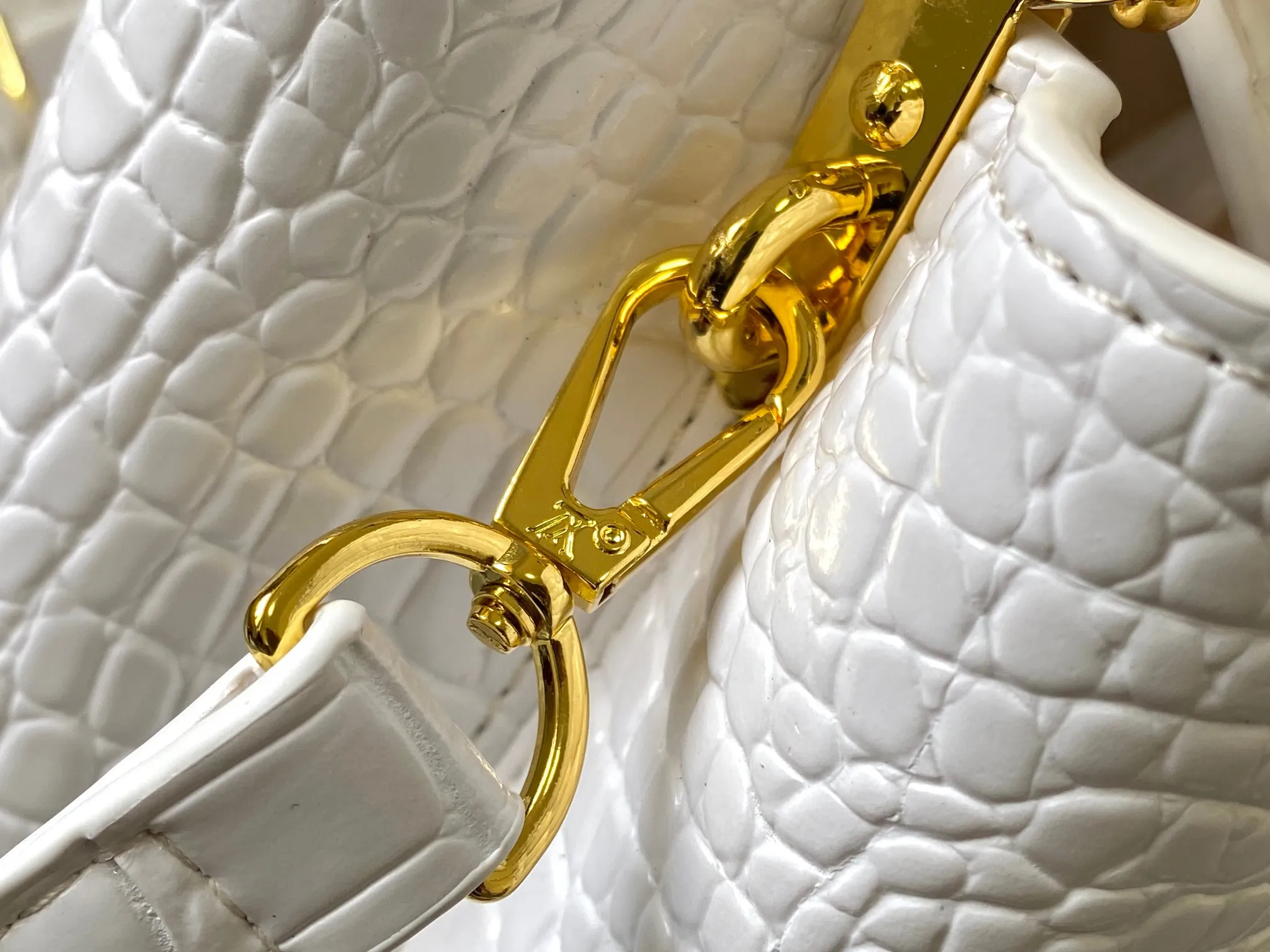 p460【Guangzhou top quality original】M86154 This Capucines BB handbag is made of Monogram crocodile pattern with pointed flowers and decorative lines, with LV letters and woven chains injecting metal edges, and with contrasting leather trims. The flip cover can be placed externally or internally, and the neat inner layer and multiple carrying methods complete the functional details.  27 x 18 x 9 cm (length x height x width)