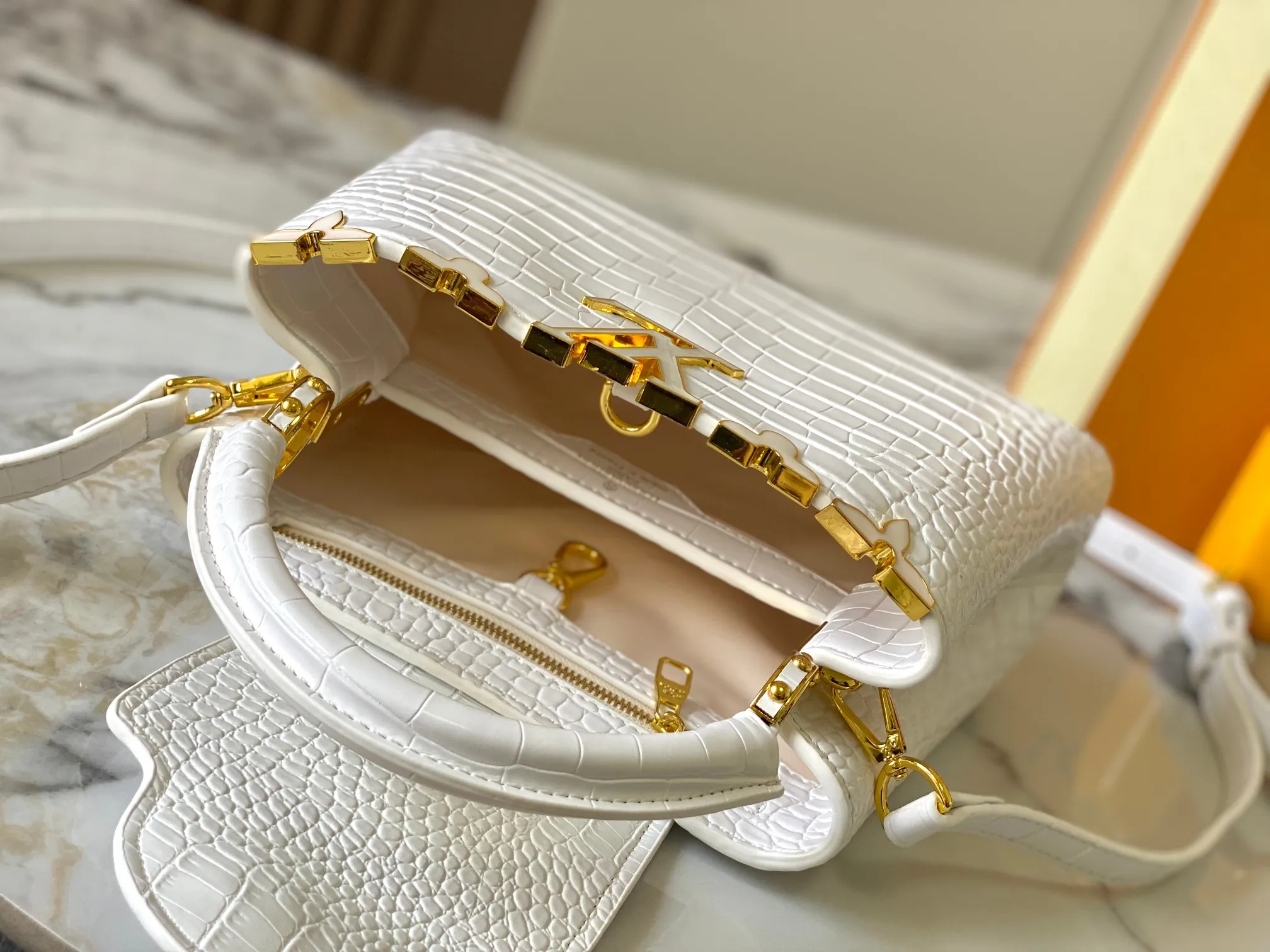p460【Guangzhou top quality original】M86154 This Capucines BB handbag is made of Monogram crocodile pattern with pointed flowers and decorative lines, with LV letters and woven chains injecting metal edges, and with contrasting leather trims. The flip cover can be placed externally or internally, and the neat inner layer and multiple carrying methods complete the functional details.  27 x 18 x 9 cm (length x height x width)