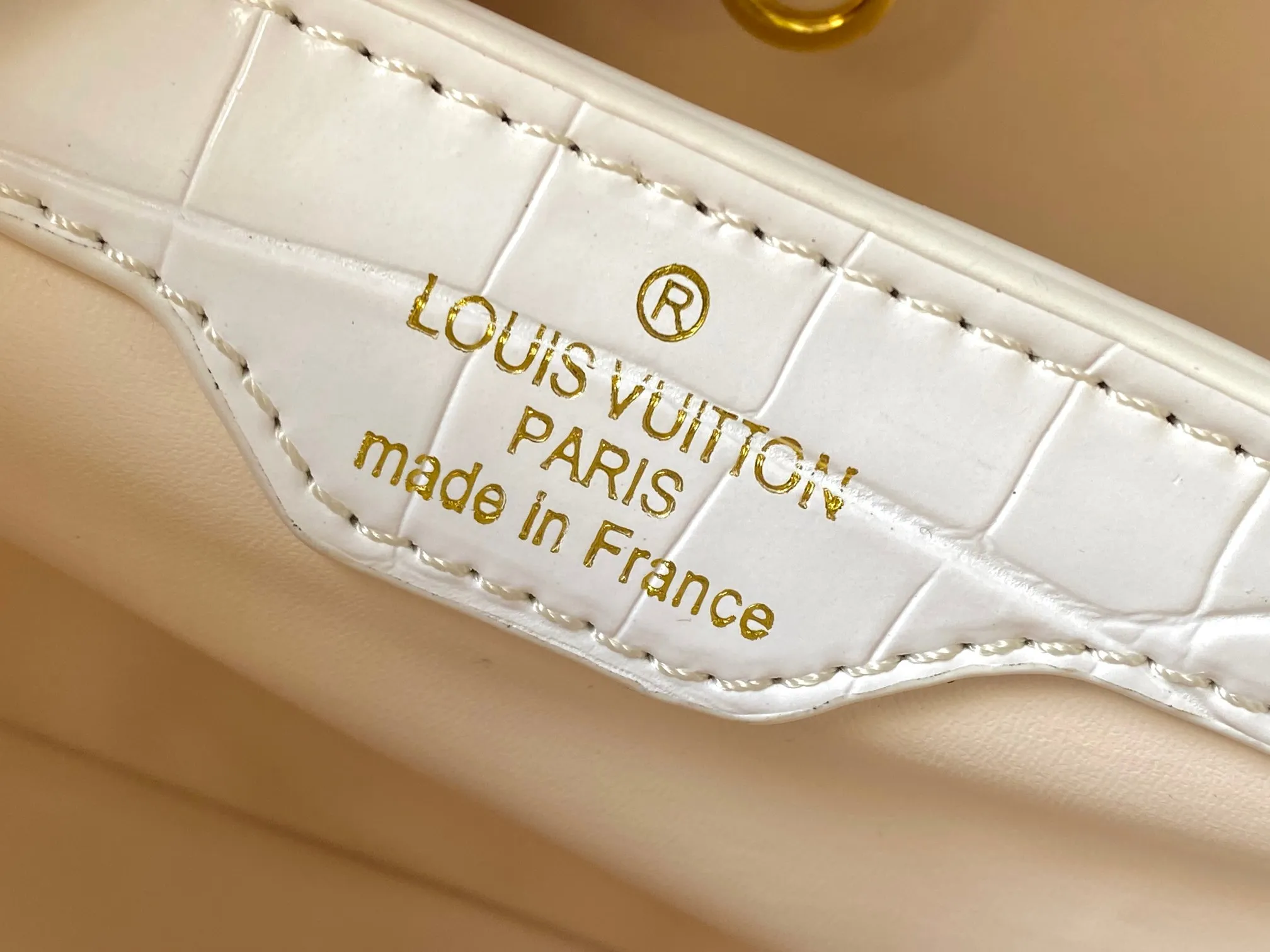 p460【Guangzhou top quality original】M86154 This Capucines BB handbag is made of Monogram crocodile pattern with pointed flowers and decorative lines, with LV letters and woven chains injecting metal edges, and with contrasting leather trims. The flip cover can be placed externally or internally, and the neat inner layer and multiple carrying methods complete the functional details.  27 x 18 x 9 cm (length x height x width)
