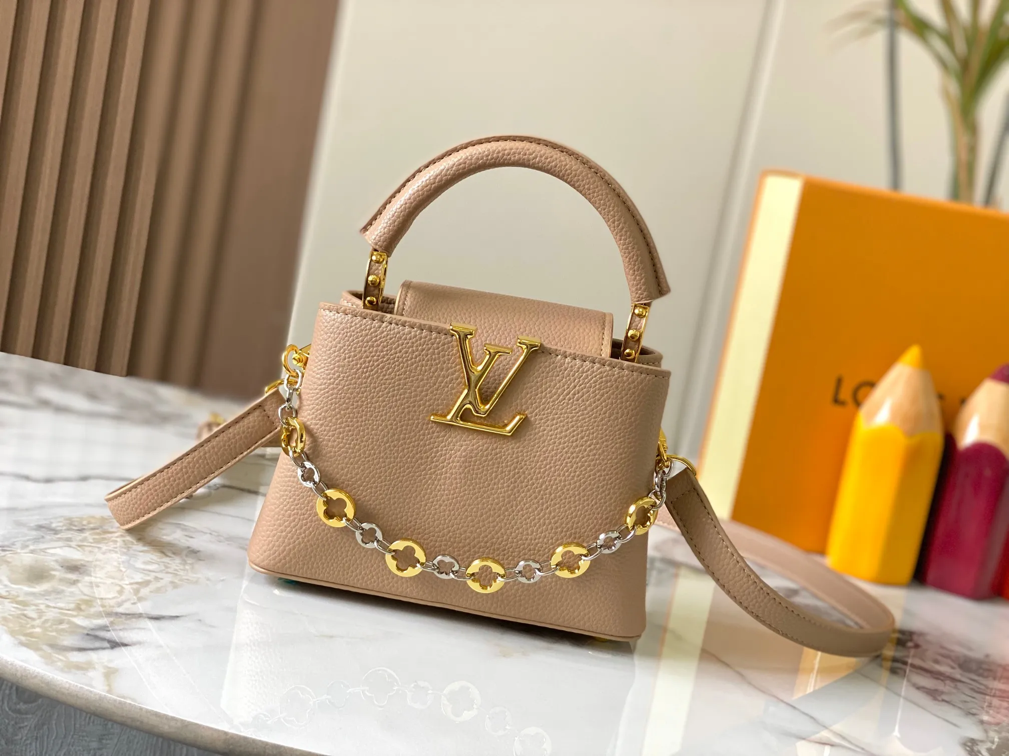 Top original P440 Guangzhou product 🇫🇷M12935 This Capucines mini handbag is from the Capucines Chain On You series. It is made of soft Taurillon cow leather and has ample space to store daily necessities such as short wallets, keys, and lipstick. The jewelry-style double-plated chain incorporates Monogram floral details and complements the round LV letters. The flip cover can be placed in or out. Size:21×14×8cm