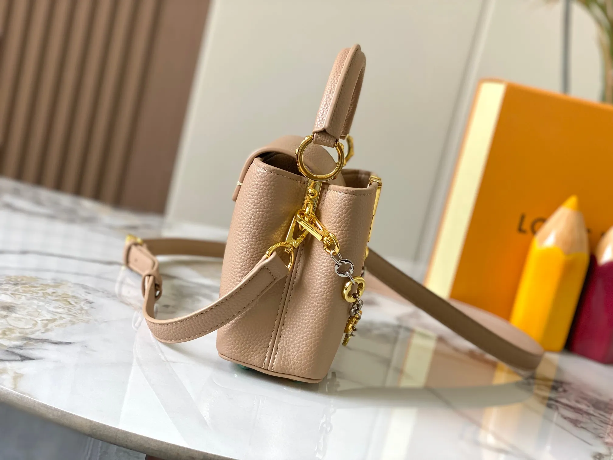Top original P440 Guangzhou product 🇫🇷M12935 This Capucines mini handbag is from the Capucines Chain On You series. It is made of soft Taurillon cow leather and has ample space to store daily necessities such as short wallets, keys, and lipstick. The jewelry-style double-plated chain incorporates Monogram floral details and complements the round LV letters. The flip cover can be placed in or out. Size:21×14×8cm