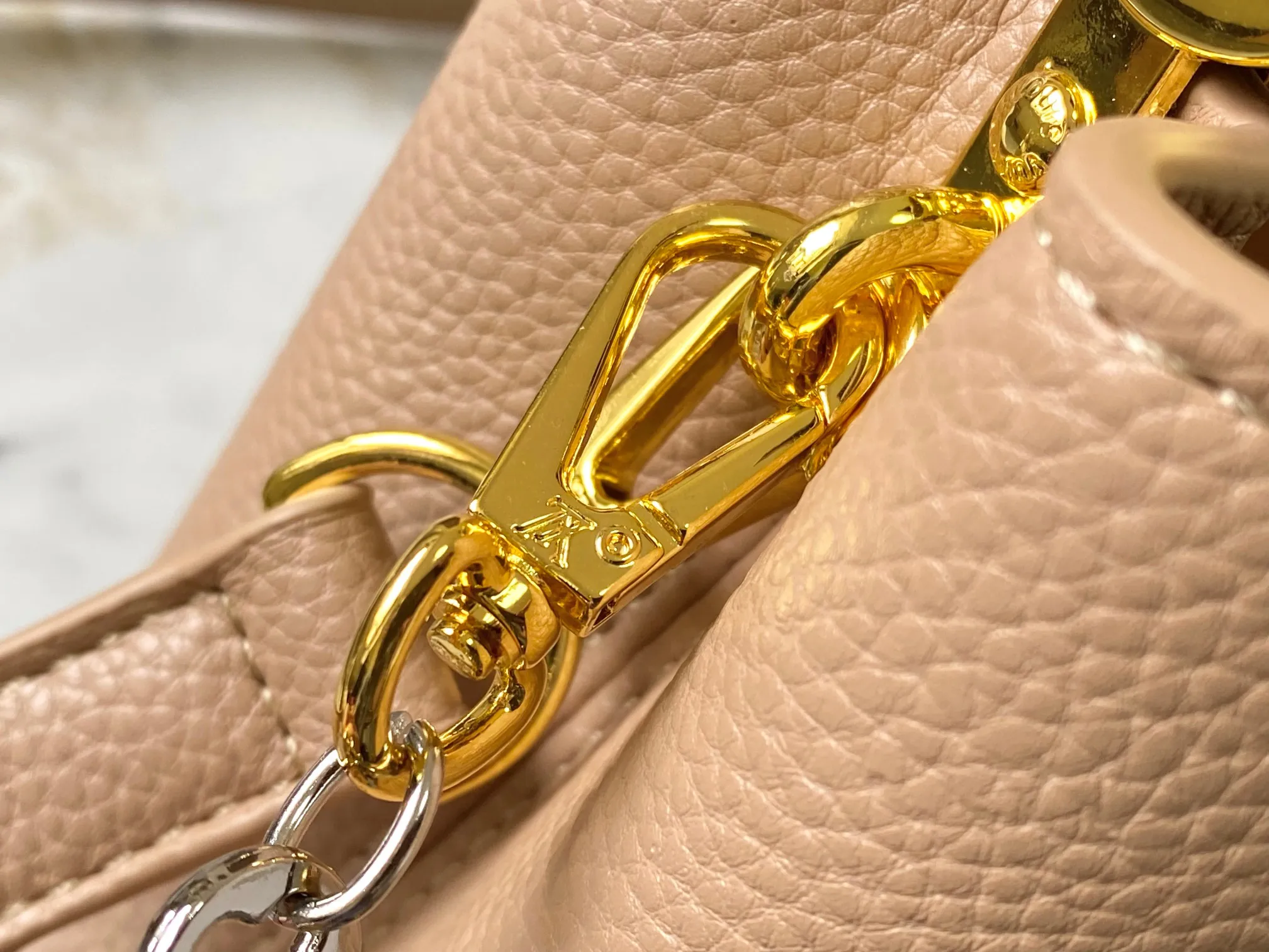 Top original P440 Guangzhou product 🇫🇷M12935 This Capucines mini handbag is from the Capucines Chain On You series. It is made of soft Taurillon cow leather and has ample space to store daily necessities such as short wallets, keys, and lipstick. The jewelry-style double-plated chain incorporates Monogram floral details and complements the round LV letters. The flip cover can be placed in or out. Size:21×14×8cm