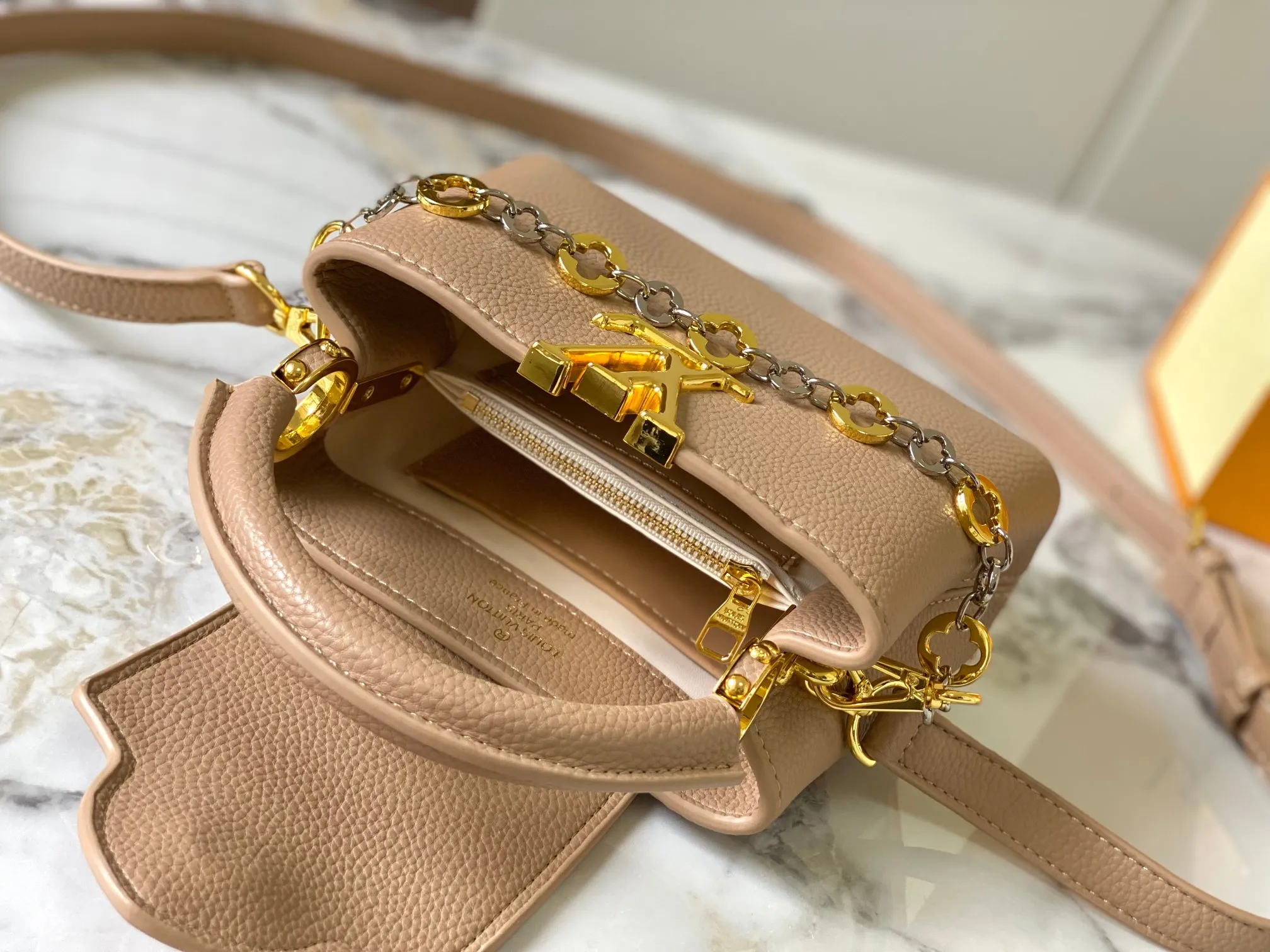 Top original P440 Guangzhou product 🇫🇷M12935 This Capucines mini handbag is from the Capucines Chain On You series. It is made of soft Taurillon cow leather and has ample space to store daily necessities such as short wallets, keys, and lipstick. The jewelry-style double-plated chain incorporates Monogram floral details and complements the round LV letters. The flip cover can be placed in or out. Size:21×14×8cm