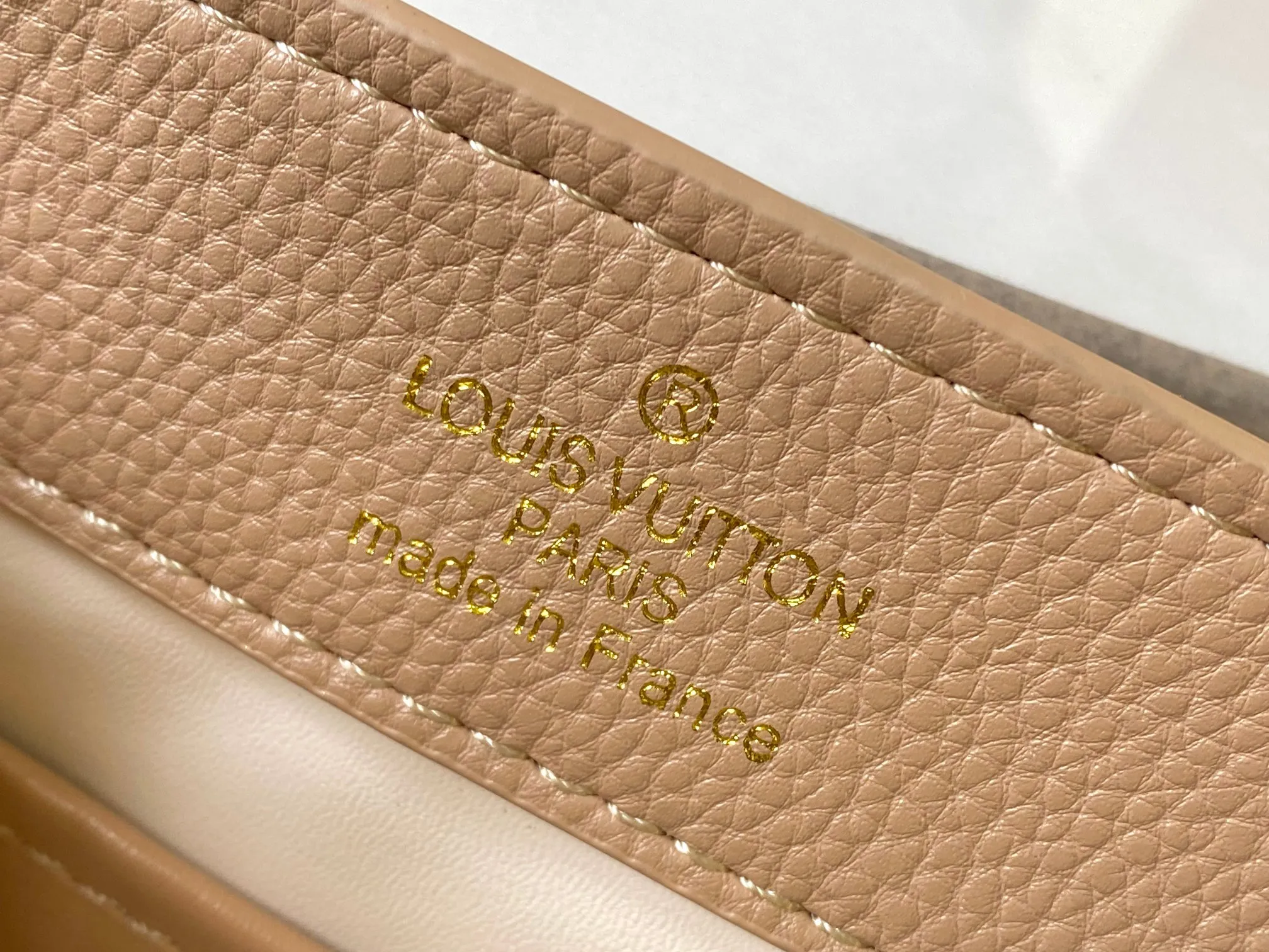 Top original P440 Guangzhou product 🇫🇷M12935 This Capucines mini handbag is from the Capucines Chain On You series. It is made of soft Taurillon cow leather and has ample space to store daily necessities such as short wallets, keys, and lipstick. The jewelry-style double-plated chain incorporates Monogram floral details and complements the round LV letters. The flip cover can be placed in or out. Size:21×14×8cm