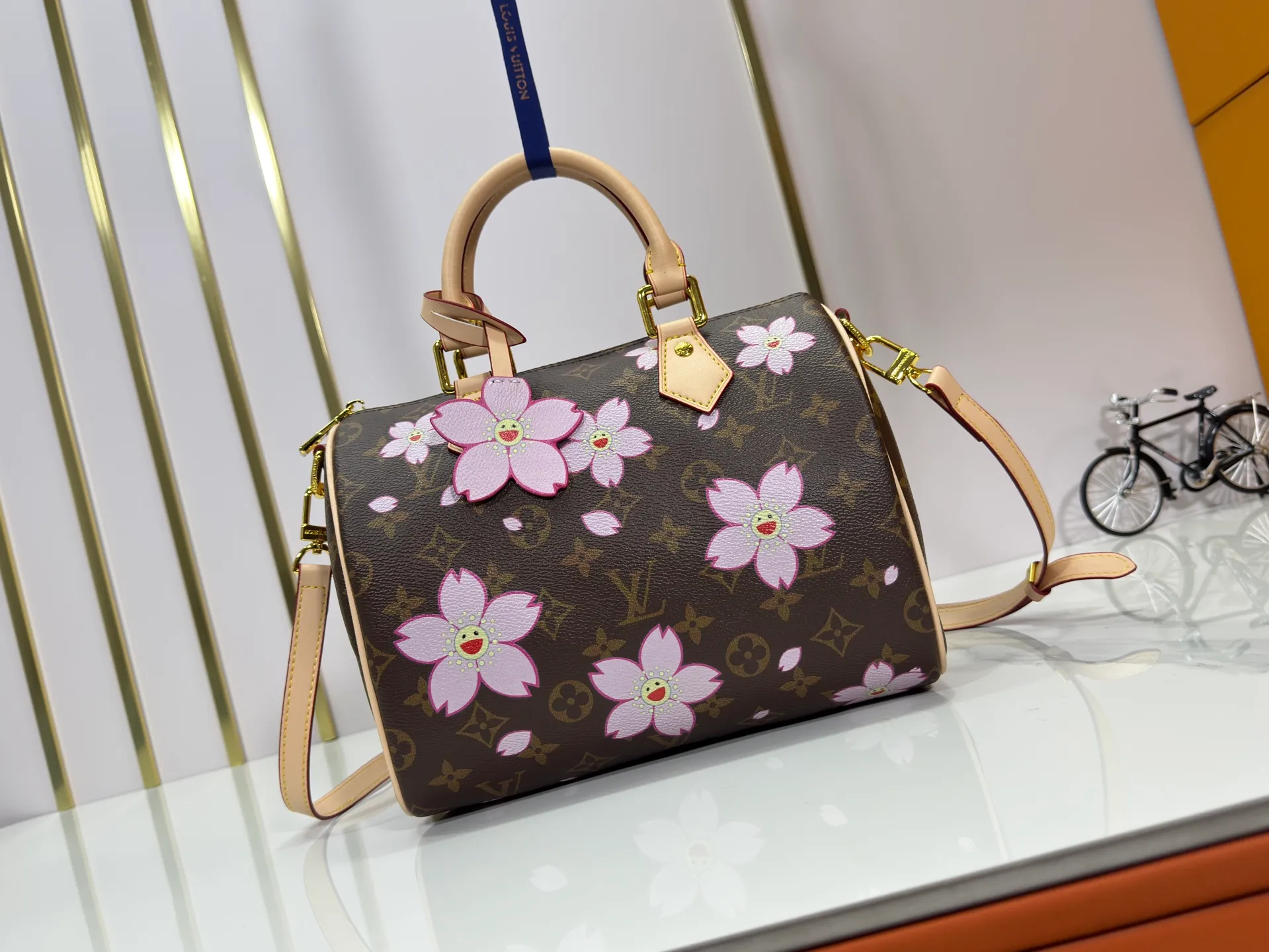 P260 Upgraded original M13805 M13257 M40390 lv Murakami Takashi co-branded cherry blossom 🌸NANOSPEEDY handbag This Nano Speedy handbag combines Monogram canvas and cow leather trim printing, with 33 colorful colors to interpret white tricolor and black tricolor. It has been launched in twelve sections and is very popular around the world and is loved by celebrities and celebrities. 25.0 x 19.0 x 15.0 cm