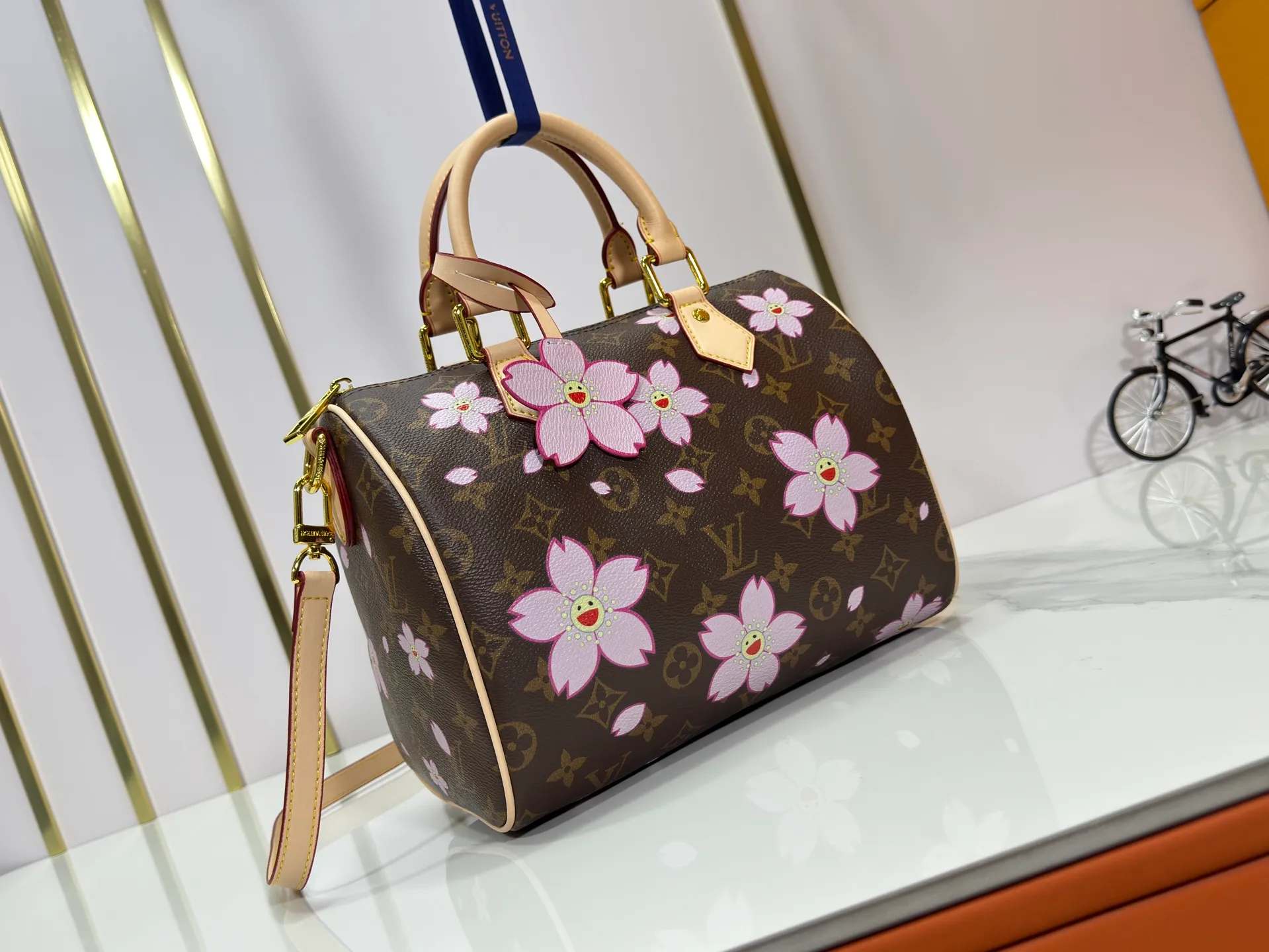 P260 Upgraded original M13805 M13257 M40390 lv Murakami Takashi co-branded cherry blossom 🌸NANOSPEEDY handbag This Nano Speedy handbag combines Monogram canvas and cow leather trim printing, with 33 colorful colors to interpret white tricolor and black tricolor. It has been launched in twelve sections and is very popular around the world and is loved by celebrities and celebrities. 25.0 x 19.0 x 15.0 cm