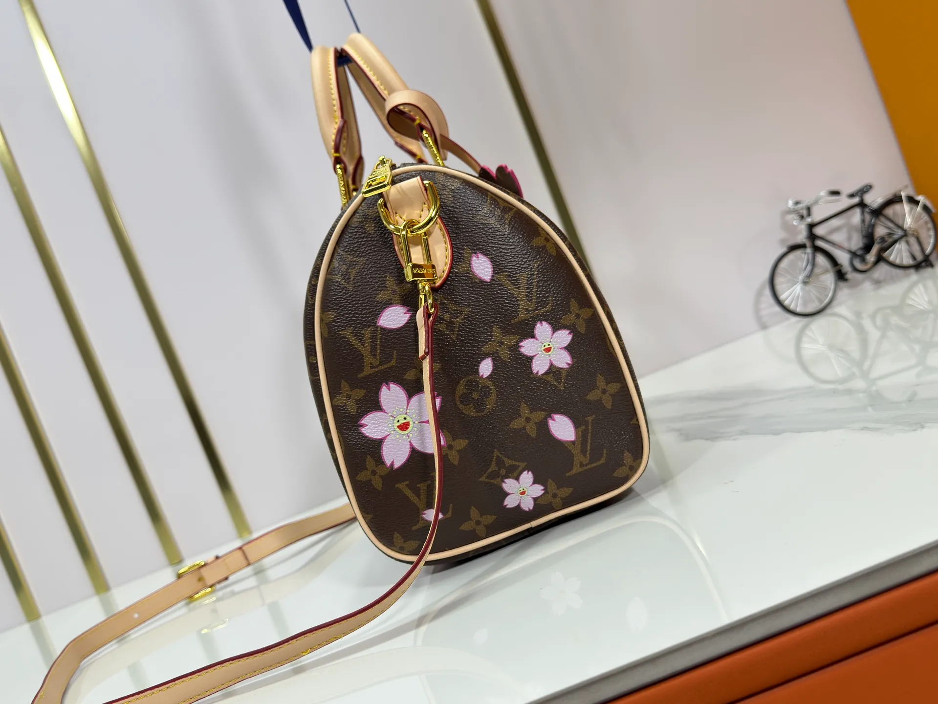 P260 Upgraded original M13805 M13257 M40390 lv Murakami Takashi co-branded cherry blossom 🌸NANOSPEEDY handbag This Nano Speedy handbag combines Monogram canvas and cow leather trim printing, with 33 colorful colors to interpret white tricolor and black tricolor. It has been launched in twelve sections and is very popular around the world and is loved by celebrities and celebrities. 25.0 x 19.0 x 15.0 cm