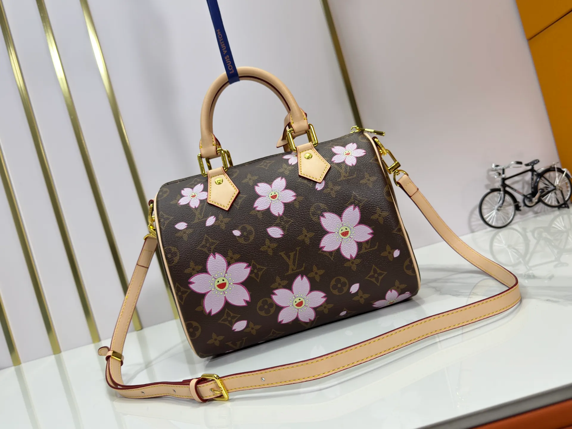 P260 Upgraded original M13805 M13257 M40390 lv Murakami Takashi co-branded cherry blossom 🌸NANOSPEEDY handbag This Nano Speedy handbag combines Monogram canvas and cow leather trim printing, with 33 colorful colors to interpret white tricolor and black tricolor. It has been launched in twelve sections and is very popular around the world and is loved by celebrities and celebrities. 25.0 x 19.0 x 15.0 cm