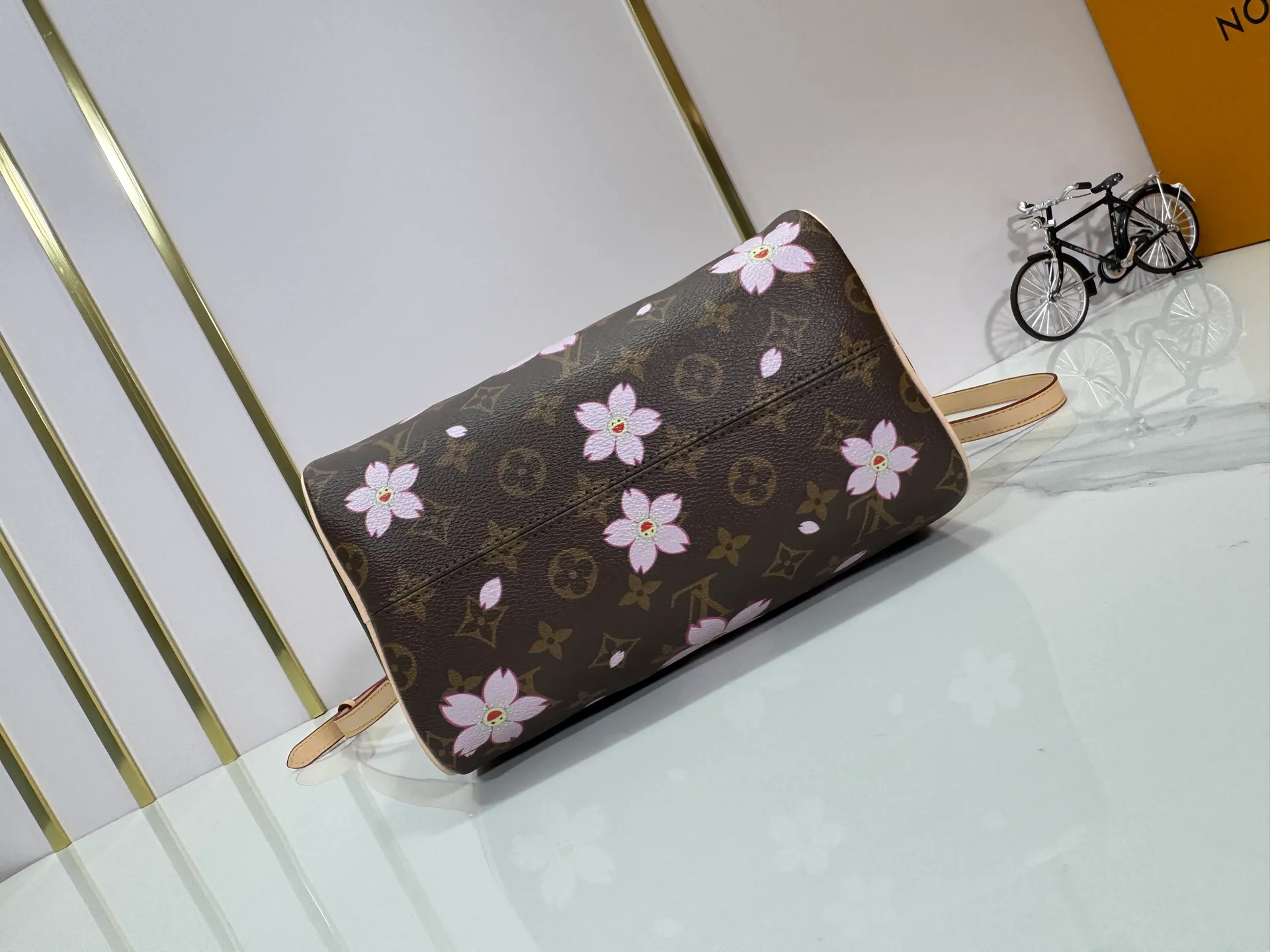 P260 Upgraded original M13805 M13257 M40390 lv Murakami Takashi co-branded cherry blossom 🌸NANOSPEEDY handbag This Nano Speedy handbag combines Monogram canvas and cow leather trim printing, with 33 colorful colors to interpret white tricolor and black tricolor. It has been launched in twelve sections and is very popular around the world and is loved by celebrities and celebrities. 25.0 x 19.0 x 15.0 cm
