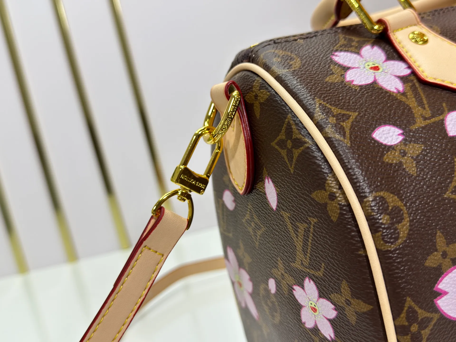 P260 Upgraded original M13805 M13257 M40390 lv Murakami Takashi co-branded cherry blossom 🌸NANOSPEEDY handbag This Nano Speedy handbag combines Monogram canvas and cow leather trim printing, with 33 colorful colors to interpret white tricolor and black tricolor. It has been launched in twelve sections and is very popular around the world and is loved by celebrities and celebrities. 25.0 x 19.0 x 15.0 cm