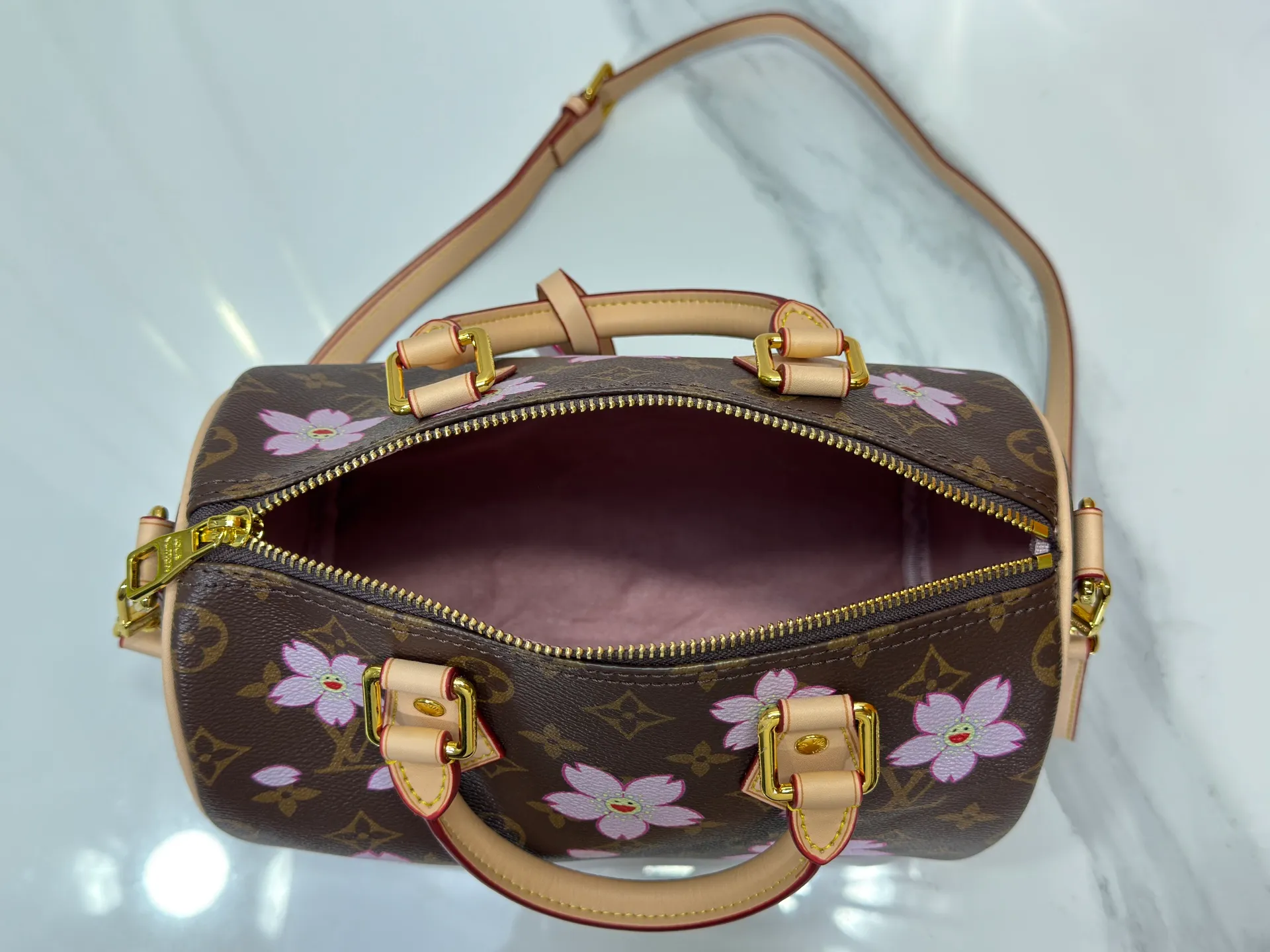 P260 Upgraded original M13805 M13257 M40390 lv Murakami Takashi co-branded cherry blossom 🌸NANOSPEEDY handbag This Nano Speedy handbag combines Monogram canvas and cow leather trim printing, with 33 colorful colors to interpret white tricolor and black tricolor. It has been launched in twelve sections and is very popular around the world and is loved by celebrities and celebrities. 25.0 x 19.0 x 15.0 cm