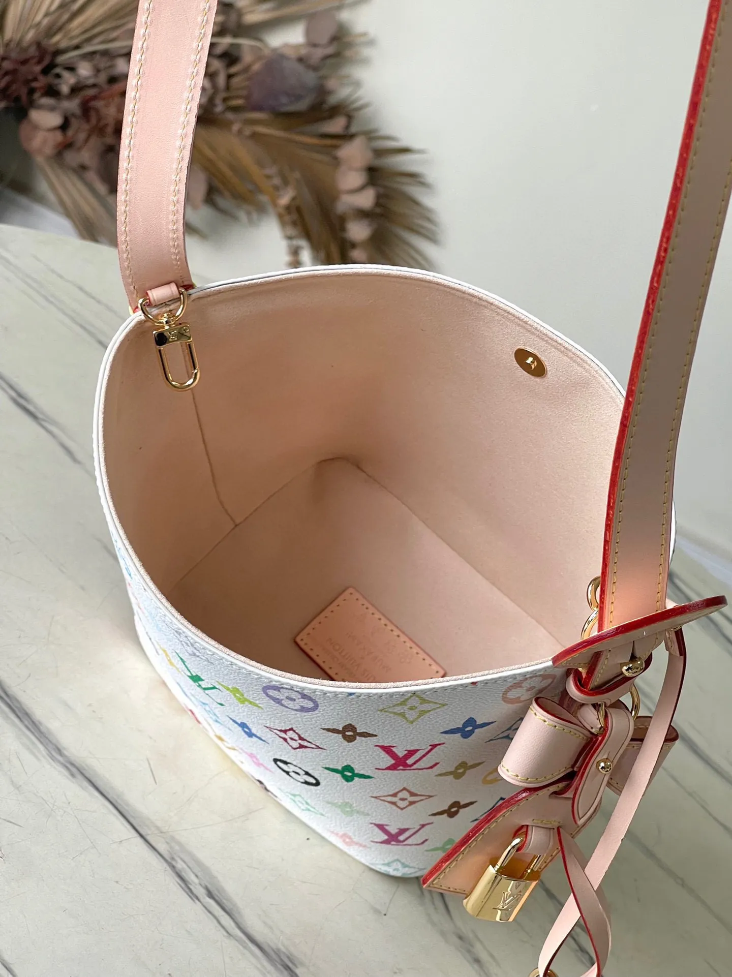 💰920 Top Original Order M13089 This AlnBB handbag conveys the playful style of the Louis Vuitton x Murakami reissue series with smart details. Monogram coated canvas presents the artist’s colorful rainbow tones, and the name tag is decorated with bows and padlocks. With the adjustable cowhide handle and leather shoulder strap, it can be carried by hand, shoulder or cross-body. Dimensions: 16 × 18 × 12 cm