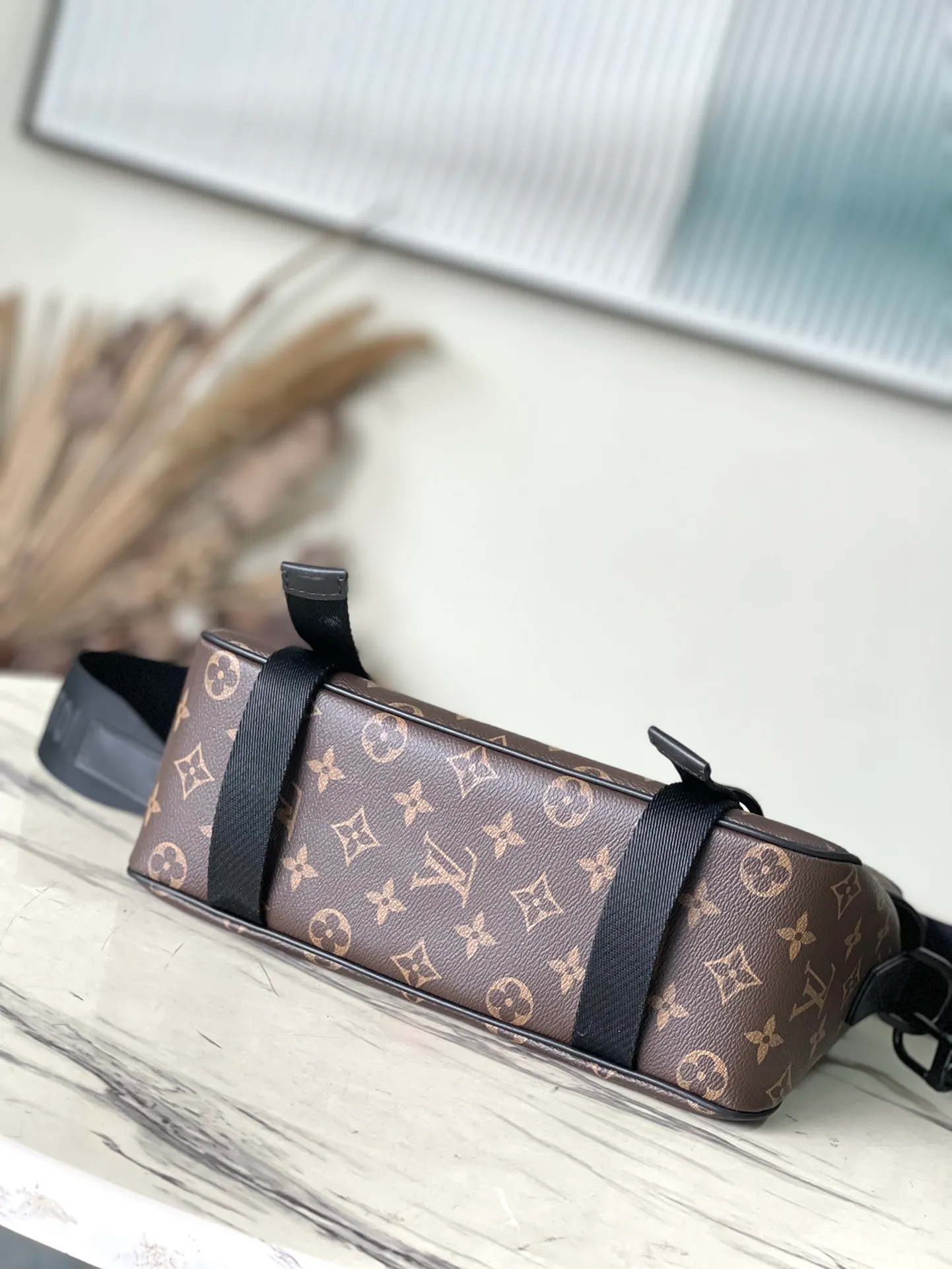💰1060 Top Original Order M46972 This LV Trail messenger bag is inspired by brand elements. The classic Manogram Macassr canvas is integrated with a logo shoulder strap and a hard-case style quick-release buckle, which can be changed at will. Plenty of space to store personal items. Dimensions: 31 × 22 × 11 cm