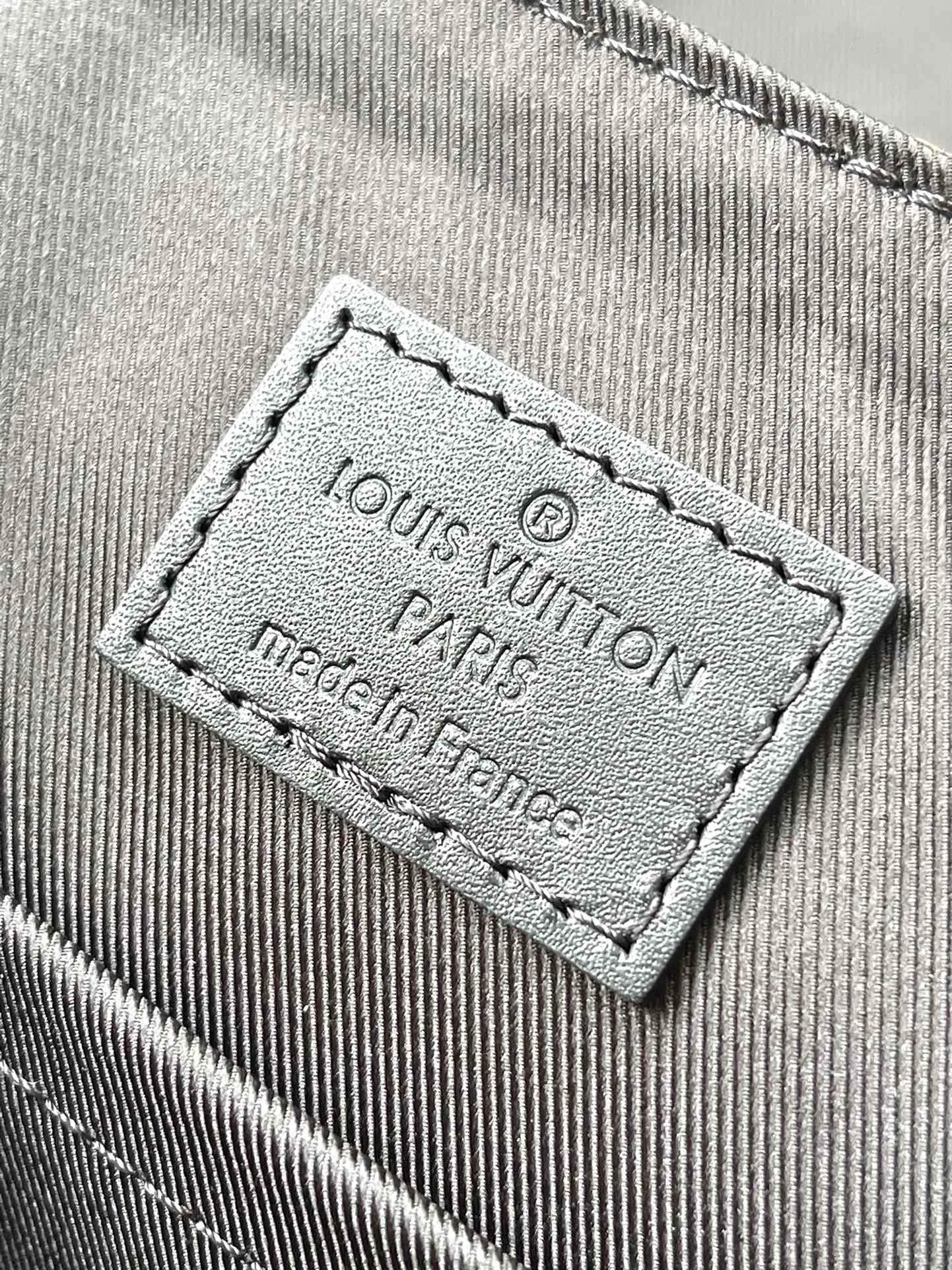 💰1060 Top Original Order M46972 This LV Trail messenger bag is inspired by brand elements. The classic Manogram Macassr canvas is integrated with a logo shoulder strap and a hard-case style quick-release buckle, which can be changed at will. Plenty of space to store personal items. Dimensions: 31 × 22 × 11 cm