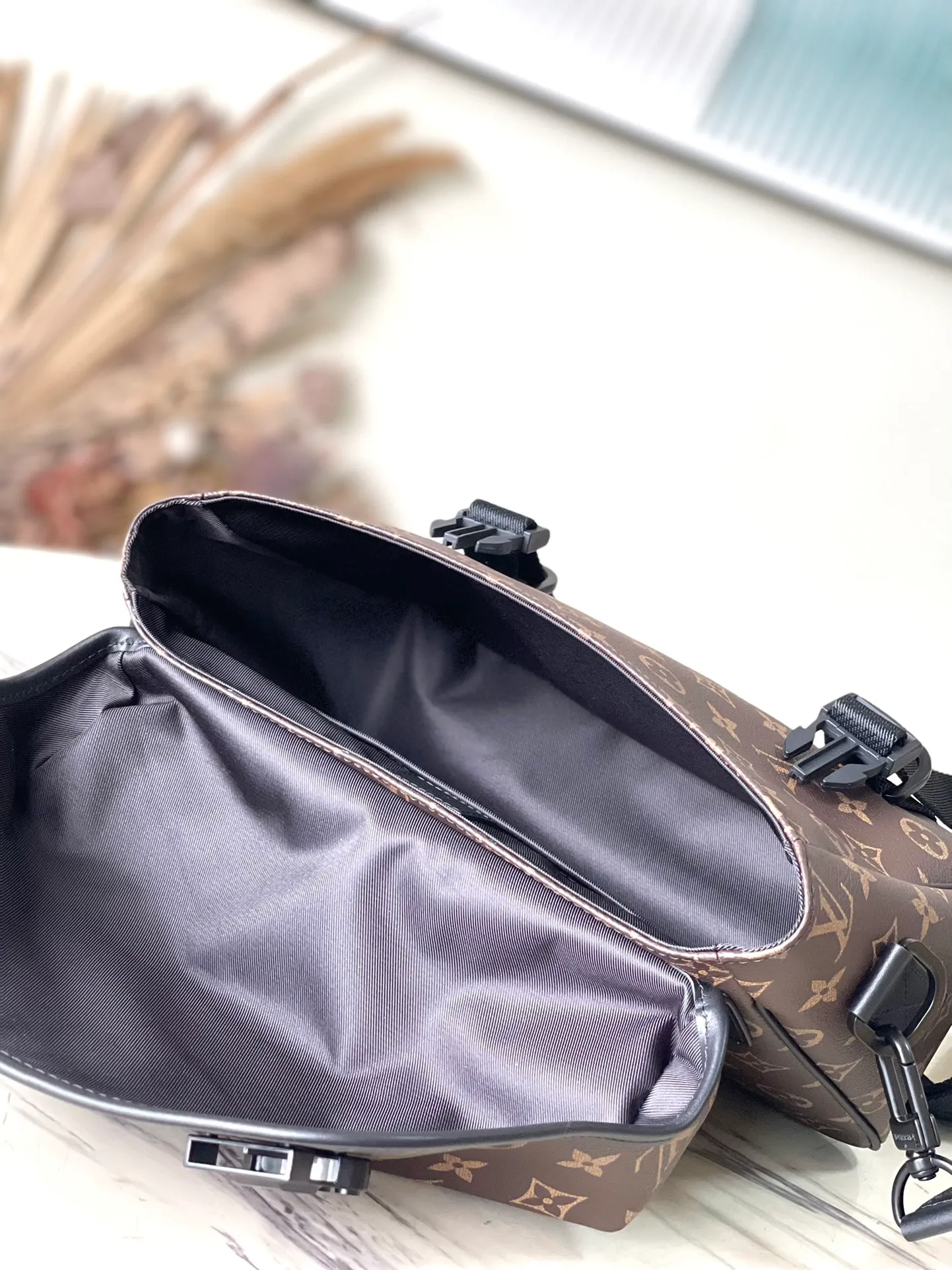 💰1060 Top Original Order M46972 This LV Trail messenger bag is inspired by brand elements. The classic Manogram Macassr canvas is integrated with a logo shoulder strap and a hard-case style quick-release buckle, which can be changed at will. Plenty of space to store personal items. Dimensions: 31 × 22 × 11 cm