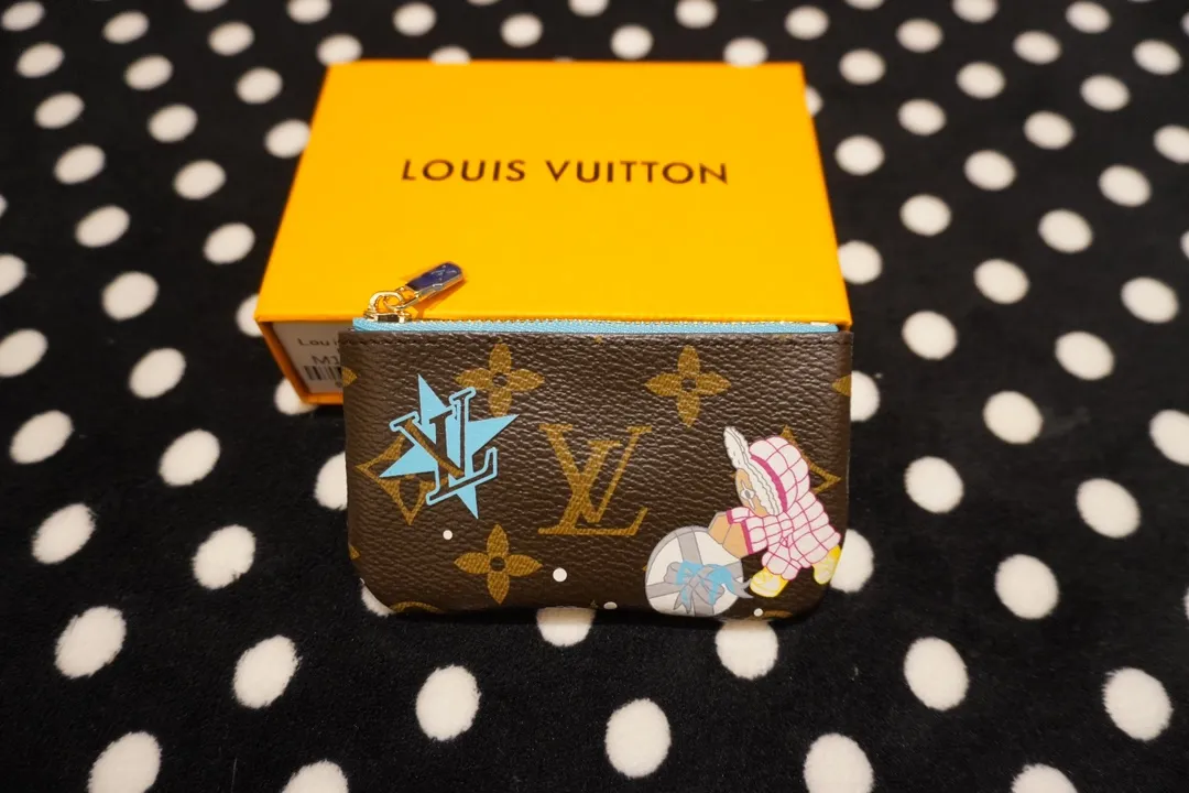 P110💰 62650, model number 12210 This LV Charms card holder is from the SnowShow series, incorporating smooth leather trim and festive patterns into the iconic Monogram canvas. The brand mascot Vivienne’s pet dog Petula lives in a corner, and Vivienne decorations and LV flowers complete the exquisite design. Size 11x7