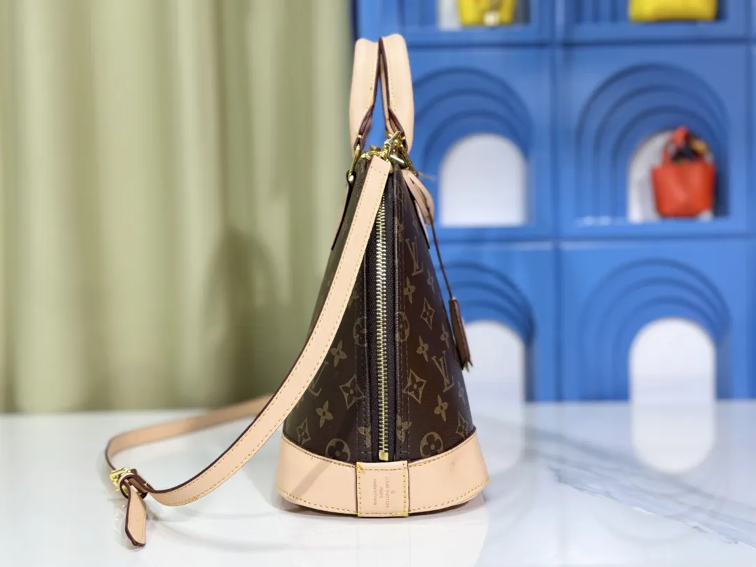 p Large 280💰Small 260💰Upgraded from the original M53151 M53152 presbyopic N41221 Feige presbyopic black leather This is one of Louis Vuitton's iconic handbags with the stiffest design structure. Its prototype is a piece designed by Gaston Vuitton and named after the Alma Bridge, which connects two adjacent fashionable districts in Paris. Signature Monogram canvas gives it a classic feel. Size: small 25 x 19 x 12, large 32x24x15cm (length x height x width)