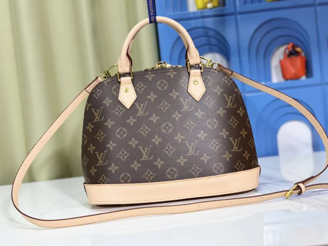 p Large 280💰Small 260💰Upgraded from the original M53151 M53152 presbyopic N41221 Feige presbyopic black leather This is one of Louis Vuitton's iconic handbags with the stiffest design structure. Its prototype is a piece designed by Gaston Vuitton and named after the Alma Bridge, which connects two adjacent fashionable districts in Paris. Signature Monogram canvas gives it a classic feel. Size: small 25 x 19 x 12, large 32x24x15cm (length x height x width)