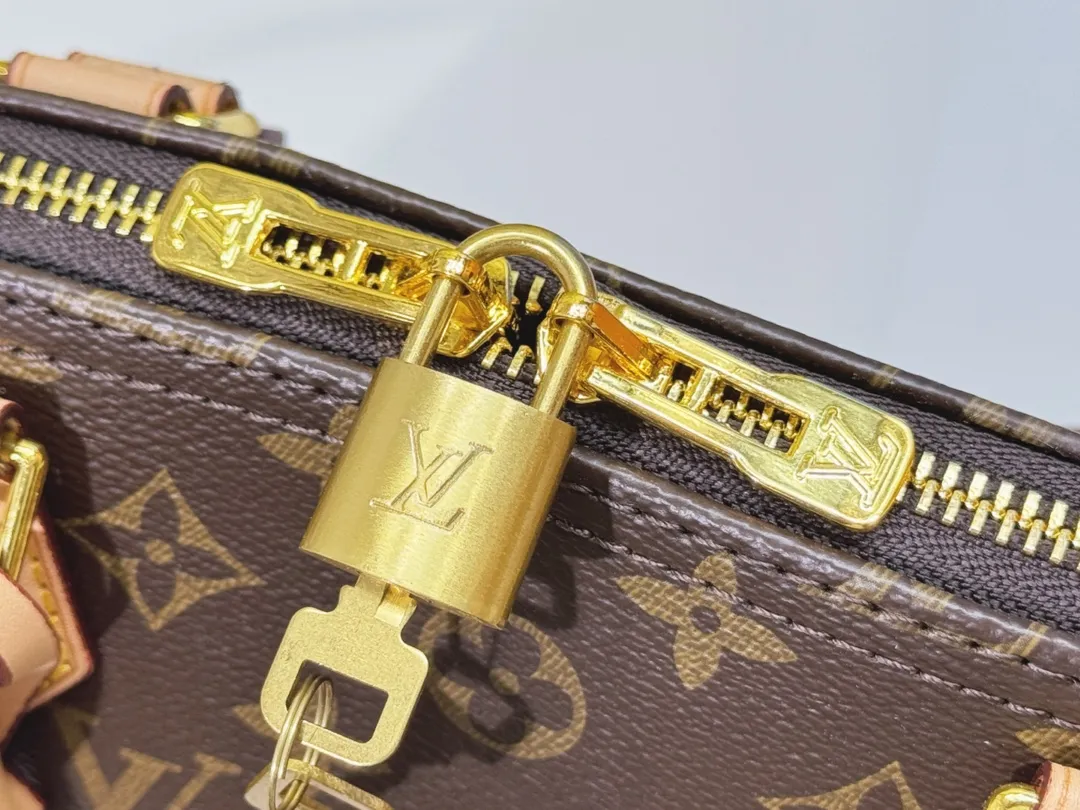 p Large 280💰Small 260💰Upgraded from the original M53151 M53152 presbyopic N41221 Feige presbyopic black leather This is one of Louis Vuitton's iconic handbags with the stiffest design structure. Its prototype is a piece designed by Gaston Vuitton and named after the Alma Bridge, which connects two adjacent fashionable districts in Paris. Signature Monogram canvas gives it a classic feel. Size: small 25 x 19 x 12, large 32x24x15cm (length x height x width)