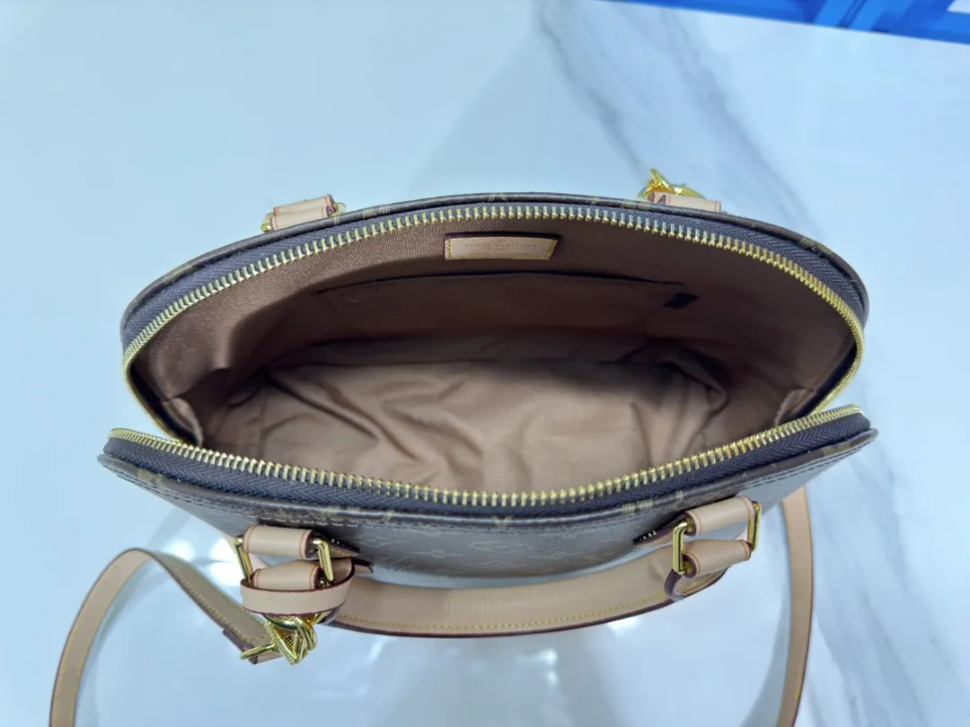 p Large 280💰Small 260💰Upgraded from the original M53151 M53152 presbyopic N41221 Feige presbyopic black leather This is one of Louis Vuitton's iconic handbags with the stiffest design structure. Its prototype is a piece designed by Gaston Vuitton and named after the Alma Bridge, which connects two adjacent fashionable districts in Paris. Signature Monogram canvas gives it a classic feel. Size: small 25 x 19 x 12, large 32x24x15cm (length x height x width)