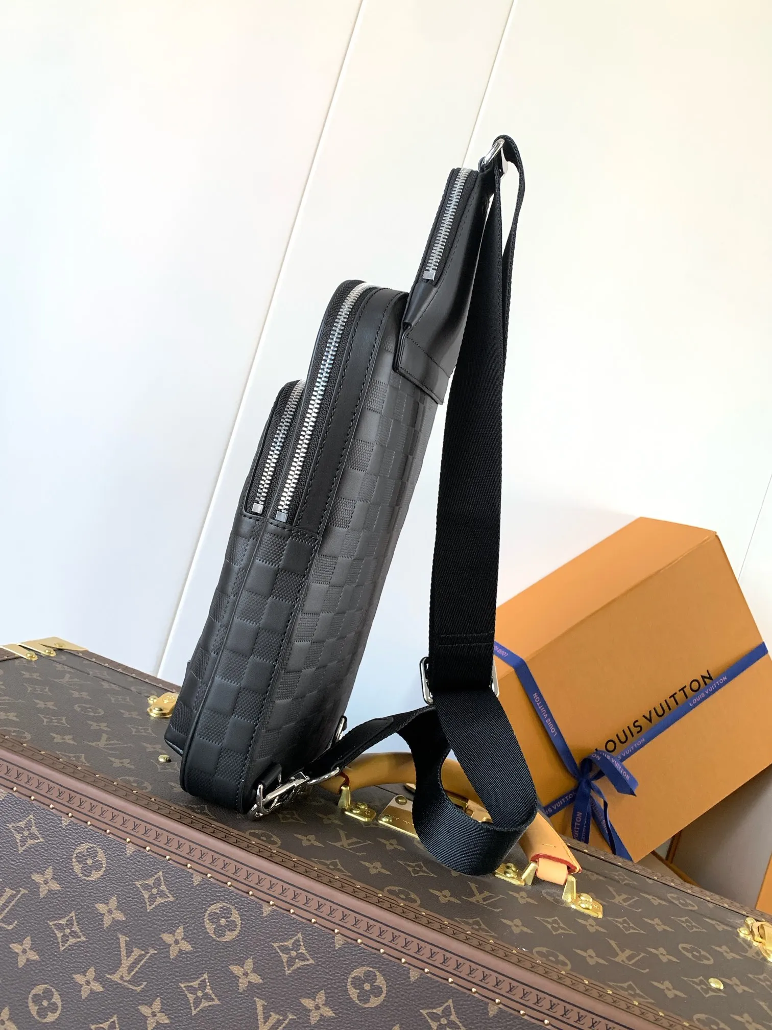 💰1020 (top-grain leather) top-grade original N45303 black pressed top-grade original This Avenue shoulder bag is embossed with a classic checkerboard pattern on the surface of Damier Infini leather, which can maintain the clarity of the pattern without affecting the soft texture. Adjustable shoulder straps can be secured to the left and right sides via D-rings. Damier Infini cow leather - cow leather trim - fabric lining - square hardware on the front - main compartment - zippered front pocket - small top zipped pocket - shoulder strap: non-detachable, adjustable! ! Model: N45303; Size: 20x31x7CM