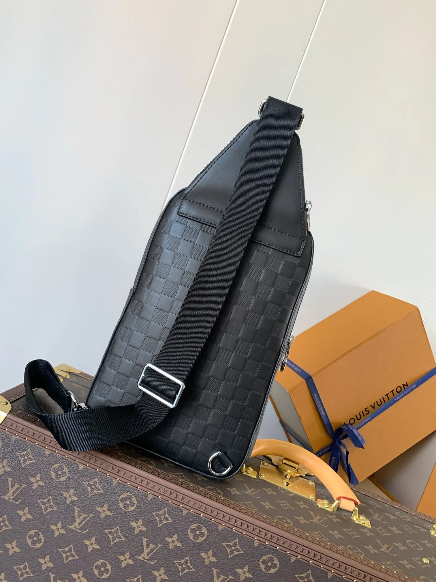 💰1020 (top-grain leather) top-grade original N45303 black pressed top-grade original This Avenue shoulder bag is embossed with a classic checkerboard pattern on the surface of Damier Infini leather, which can maintain the clarity of the pattern without affecting the soft texture. Adjustable shoulder straps can be secured to the left and right sides via D-rings. Damier Infini cow leather - cow leather trim - fabric lining - square hardware on the front - main compartment - zippered front pocket - small top zipped pocket - shoulder strap: non-detachable, adjustable! ! Model: N45303; Size: 20x31x7CM