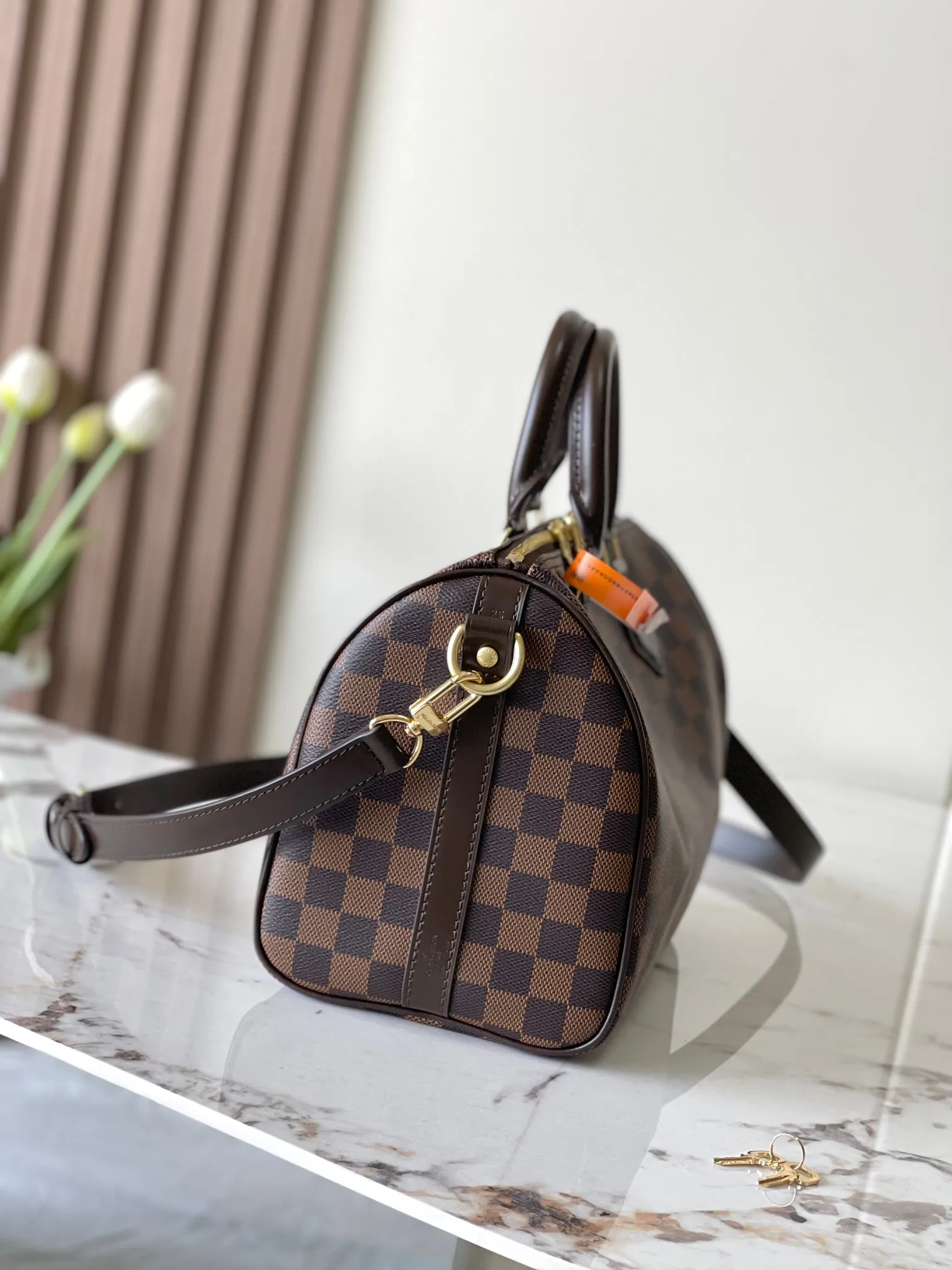 💰760 Top Original Model 41113 Brown Speedy 25 Handbag The Speedy handbag, launched in 1930, was inspired by the travel revolution at that time and fully displays Louis Vuitton's iconic design style. This unique and perfect urban handbag is a fashionable and personalized choice for urban girls. The Speedy 25 bag in Monogram canvas is as elegant as it is practical and durable. 25x19x15cm (length x height x width)
