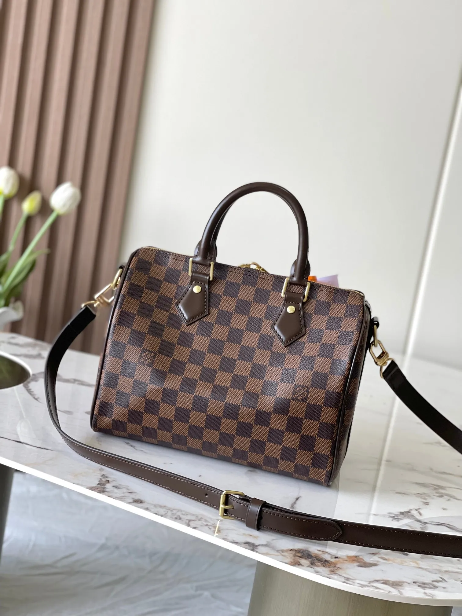 💰760 Top Original Model 41113 Brown Speedy 25 Handbag The Speedy handbag, launched in 1930, was inspired by the travel revolution at that time and fully displays Louis Vuitton's iconic design style. This unique and perfect urban handbag is a fashionable and personalized choice for urban girls. The Speedy 25 bag in Monogram canvas is as elegant as it is practical and durable. 25x19x15cm (length x height x width)