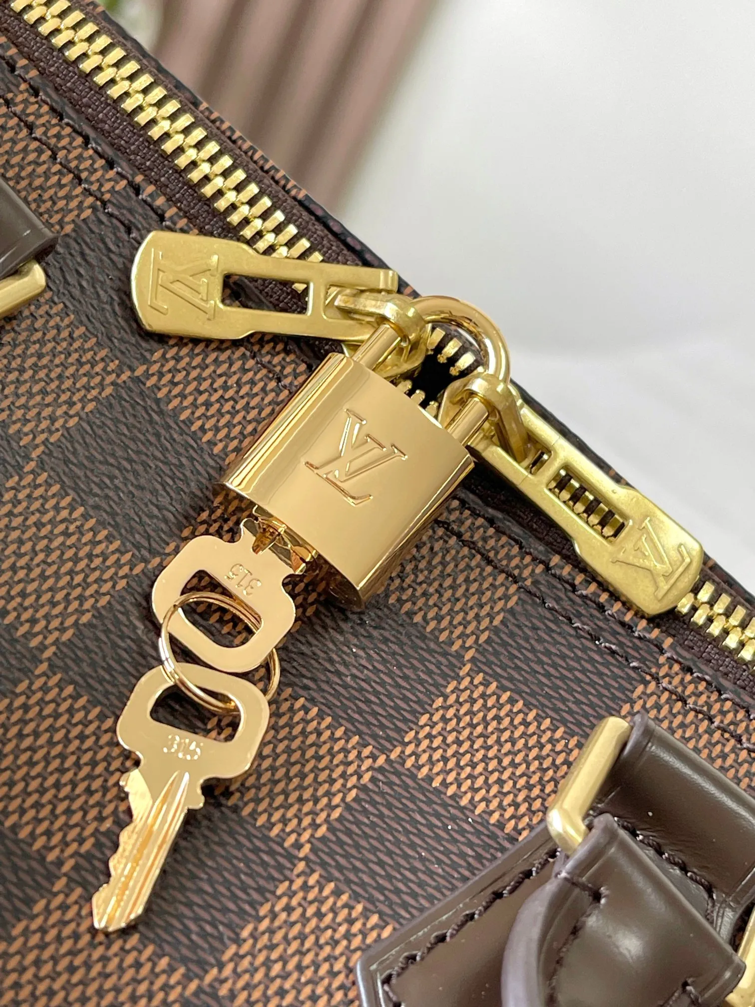 💰760 Top Original Model 41113 Brown Speedy 25 Handbag The Speedy handbag, launched in 1930, was inspired by the travel revolution at that time and fully displays Louis Vuitton's iconic design style. This unique and perfect urban handbag is a fashionable and personalized choice for urban girls. The Speedy 25 bag in Monogram canvas is as elegant as it is practical and durable. 25x19x15cm (length x height x width)