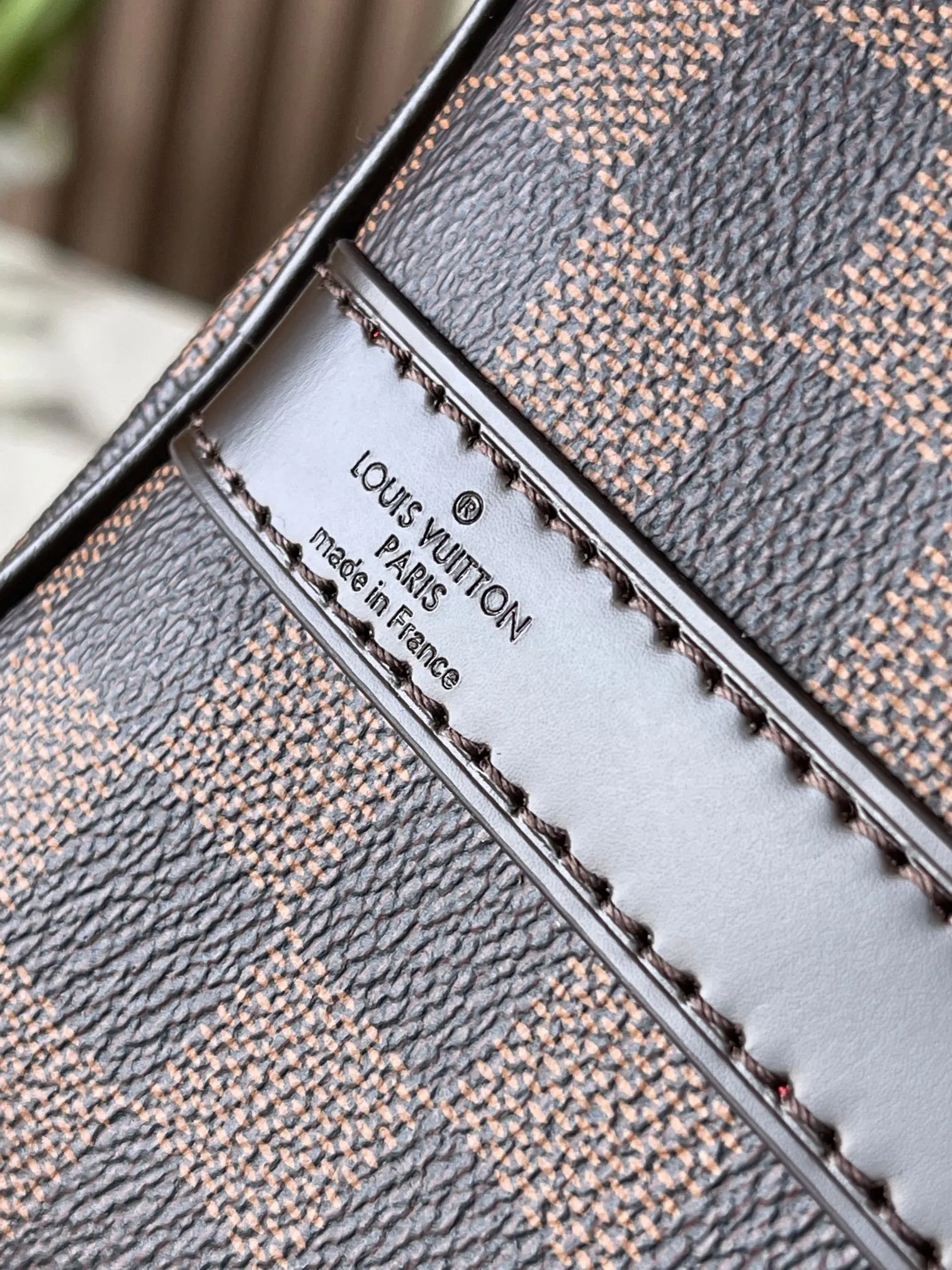 💰760 Top Original Model 41113 Brown Speedy 25 Handbag The Speedy handbag, launched in 1930, was inspired by the travel revolution at that time and fully displays Louis Vuitton's iconic design style. This unique and perfect urban handbag is a fashionable and personalized choice for urban girls. The Speedy 25 bag in Monogram canvas is as elegant as it is practical and durable. 25x19x15cm (length x height x width)