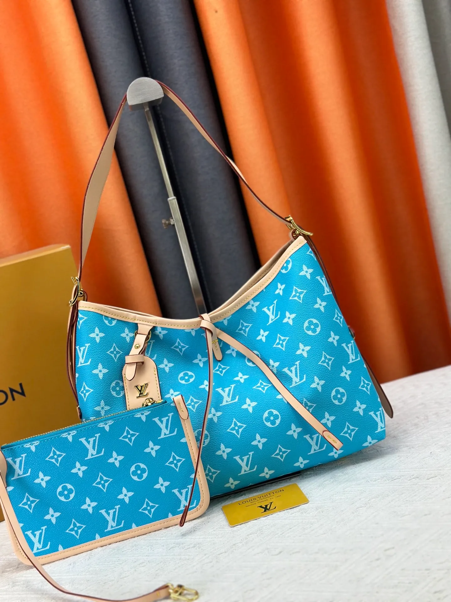 P280 upgraded original M24861 M25143 M46203 M46197 Colorful, legendary CarryAll medium handbag, with Monogram canvas and leather trimming to create a body-fitting design. There's a zipped pocket inside the ample space, and a detachable zipped clutch adds a functional element, with a buckle-adjustable handle. Small size: 29 x 24 x 12 cm,