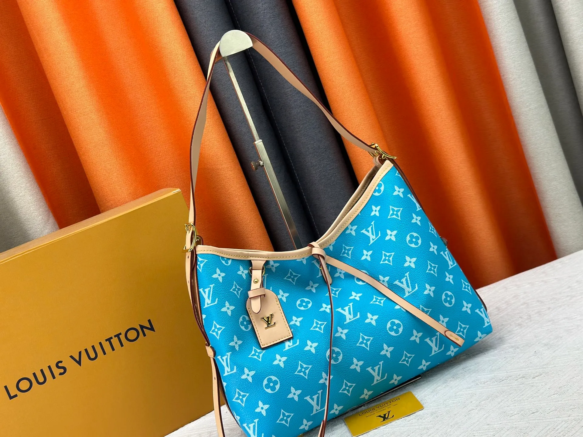 P280 upgraded original M24861 M25143 M46203 M46197 Colorful, legendary CarryAll medium handbag, with Monogram canvas and leather trimming to create a body-fitting design. There's a zipped pocket inside the ample space, and a detachable zipped clutch adds a functional element, with a buckle-adjustable handle. Small size: 29 x 24 x 12 cm,