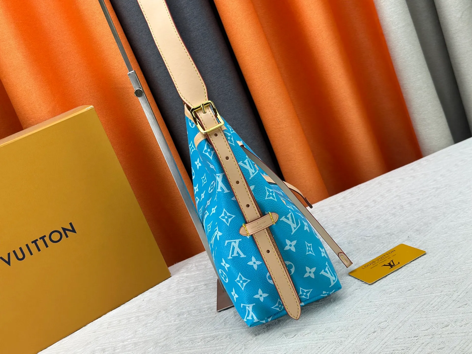 P280 upgraded original M24861 M25143 M46203 M46197 Colorful, legendary CarryAll medium handbag, with Monogram canvas and leather trimming to create a body-fitting design. There's a zipped pocket inside the ample space, and a detachable zipped clutch adds a functional element, with a buckle-adjustable handle. Small size: 29 x 24 x 12 cm,