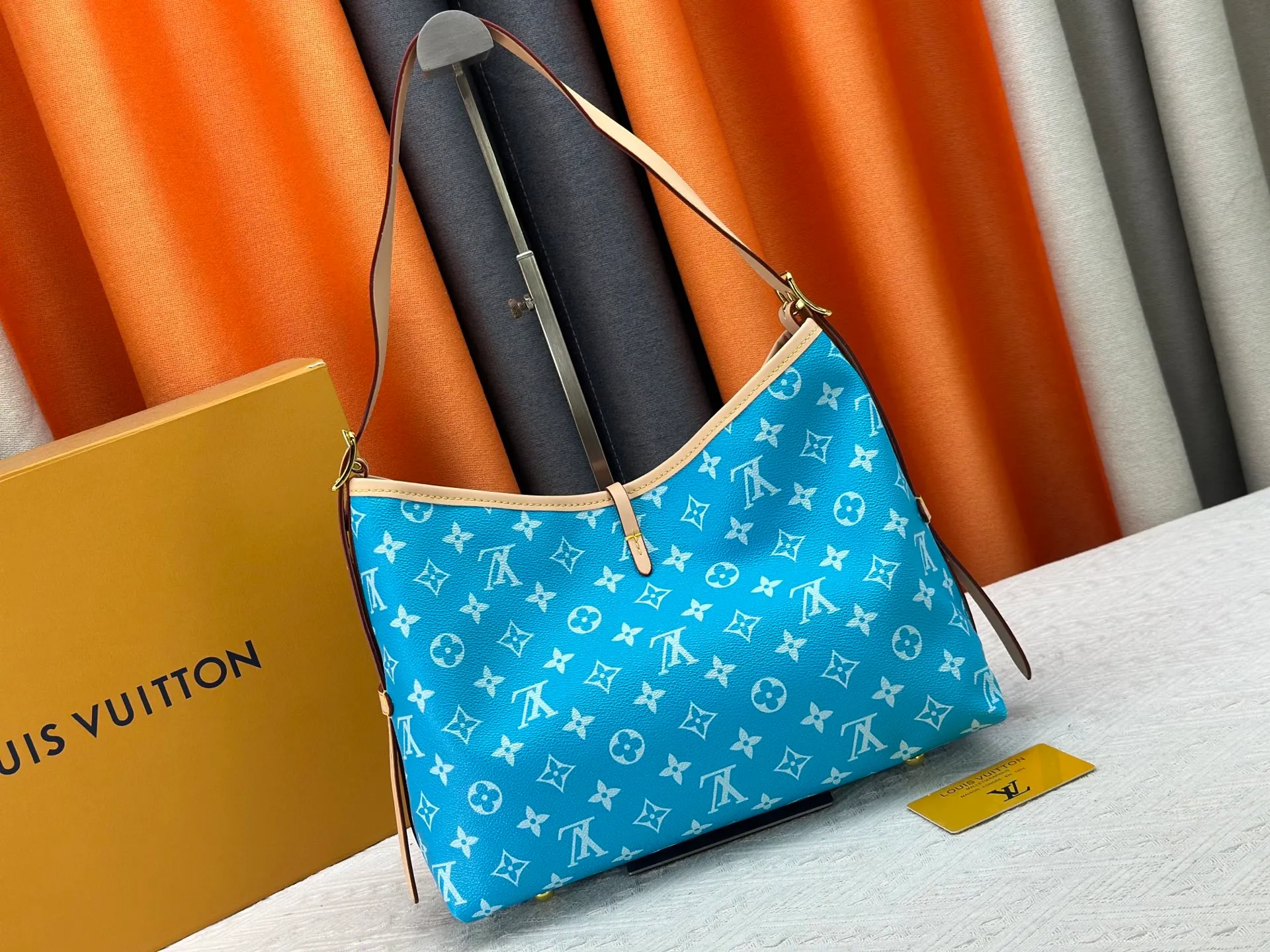P280 upgraded original M24861 M25143 M46203 M46197 Colorful, legendary CarryAll medium handbag, with Monogram canvas and leather trimming to create a body-fitting design. There's a zipped pocket inside the ample space, and a detachable zipped clutch adds a functional element, with a buckle-adjustable handle. Small size: 29 x 24 x 12 cm,