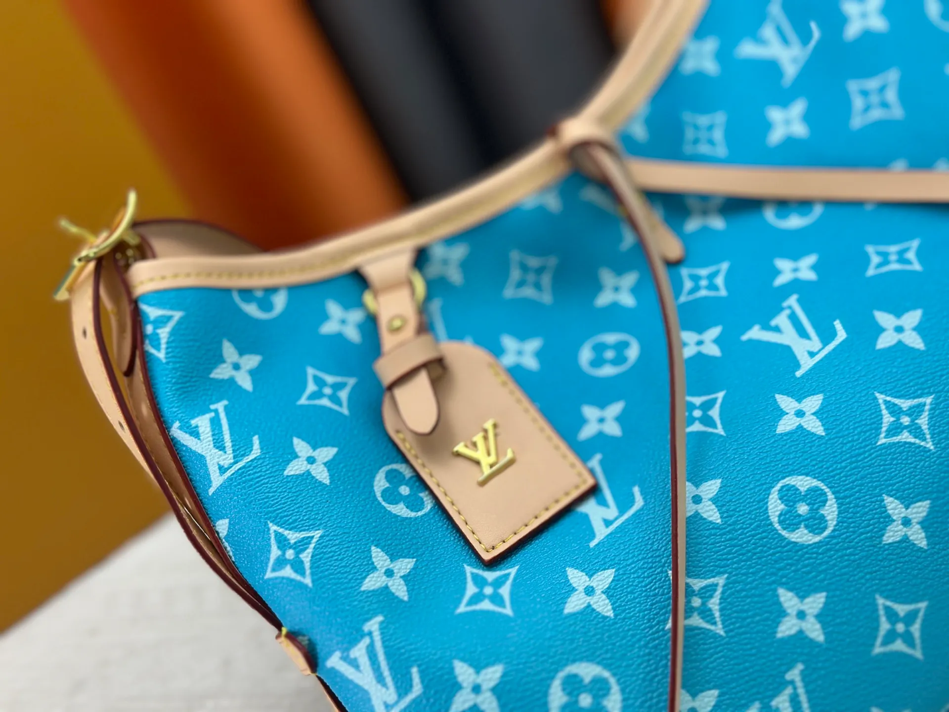 P280 upgraded original M24861 M25143 M46203 M46197 Colorful, legendary CarryAll medium handbag, with Monogram canvas and leather trimming to create a body-fitting design. There's a zipped pocket inside the ample space, and a detachable zipped clutch adds a functional element, with a buckle-adjustable handle. Small size: 29 x 24 x 12 cm,