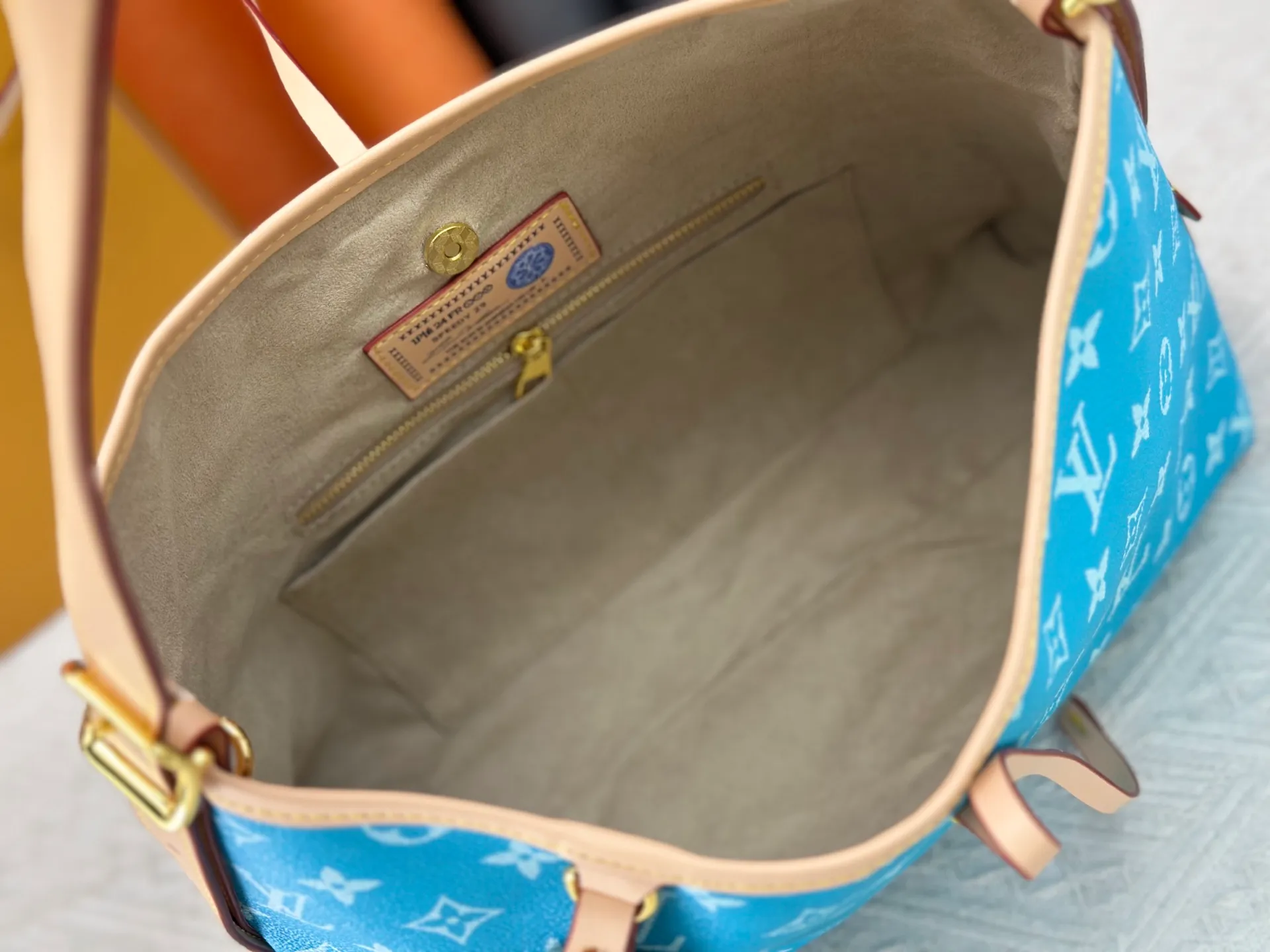 P280 upgraded original M24861 M25143 M46203 M46197 Colorful, legendary CarryAll medium handbag, with Monogram canvas and leather trimming to create a body-fitting design. There's a zipped pocket inside the ample space, and a detachable zipped clutch adds a functional element, with a buckle-adjustable handle. Small size: 29 x 24 x 12 cm,