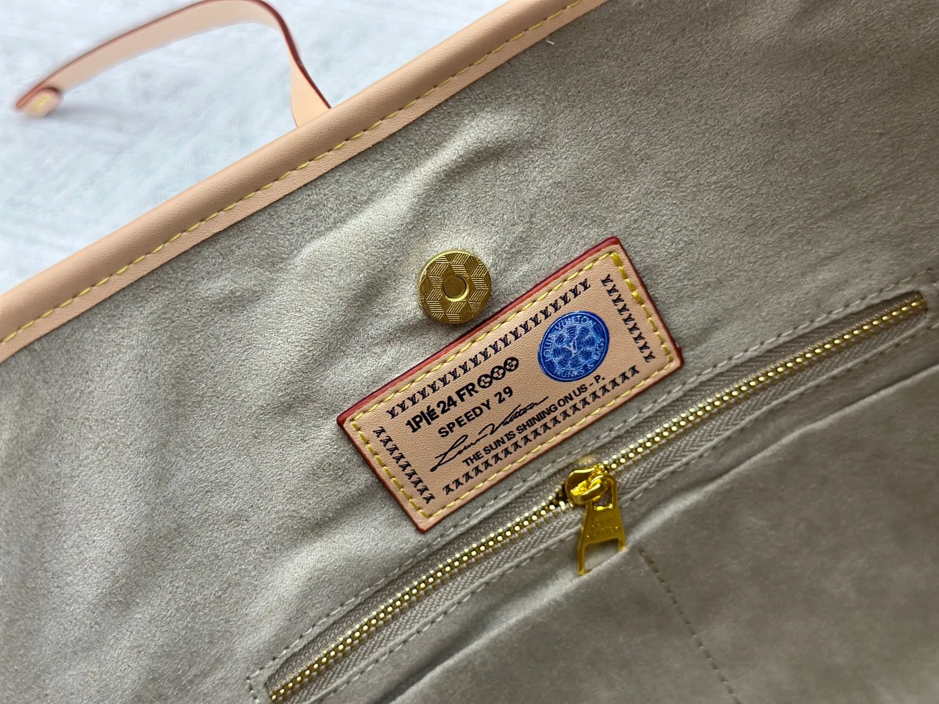 P280 upgraded original M24861 M25143 M46203 M46197 Colorful, legendary CarryAll medium handbag, with Monogram canvas and leather trimming to create a body-fitting design. There's a zipped pocket inside the ample space, and a detachable zipped clutch adds a functional element, with a buckle-adjustable handle. Small size: 29 x 24 x 12 cm,