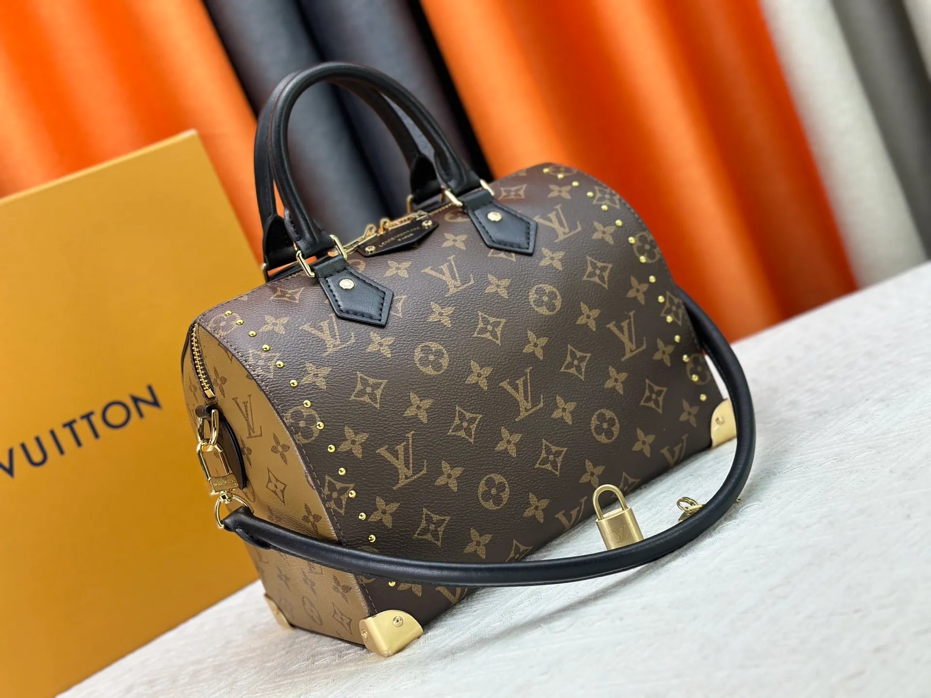 P300 Original M46881 M26181 LV Pillow This Season Louis Vuitton Show Style LV2025 Early Spring Series] Cool Black Leather and Small Presbyopia Fashionistas, are you ready for the LV2025 Early Spring Series? This season, Louis Vuitton brings us the perfect combination of cool black leather and small presbyopia, showing a unique fashion attitude. Size: 27/20/15