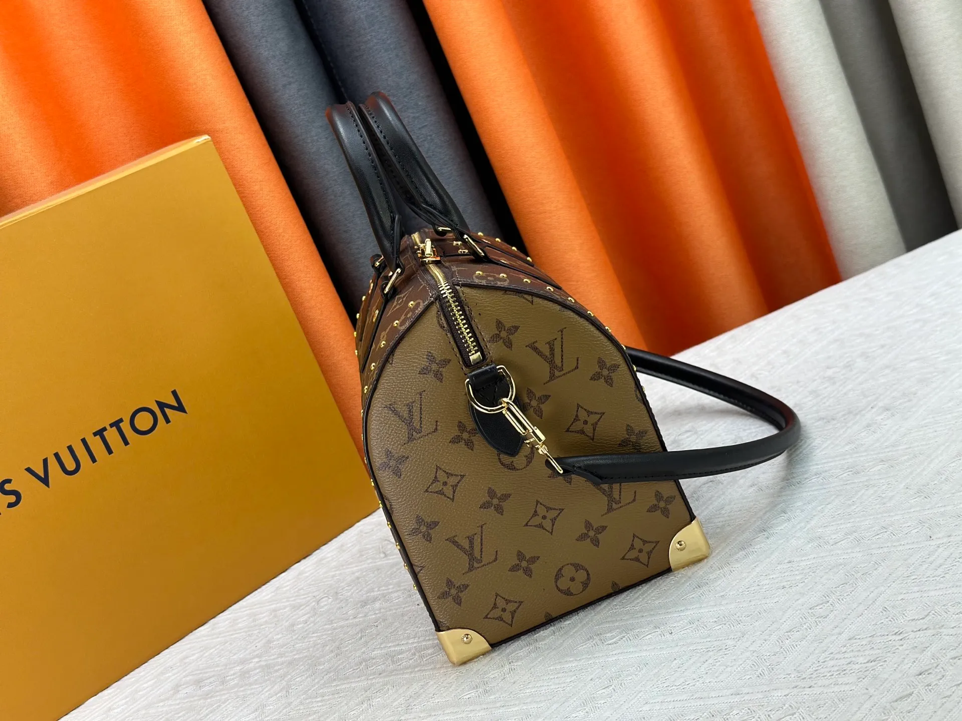 P300 Original M46881 M26181 LV Pillow This Season Louis Vuitton Show Style LV2025 Early Spring Series] Cool Black Leather and Small Presbyopia Fashionistas, are you ready for the LV2025 Early Spring Series? This season, Louis Vuitton brings us the perfect combination of cool black leather and small presbyopia, showing a unique fashion attitude. Size: 27/20/15