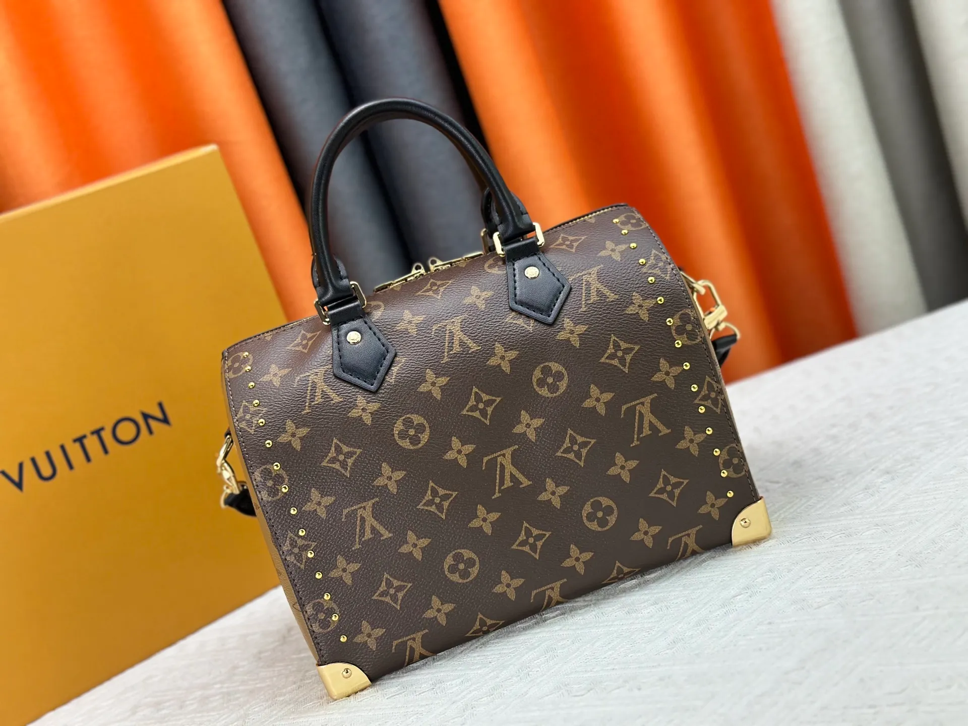P300 Original M46881 M26181 LV Pillow This Season Louis Vuitton Show Style LV2025 Early Spring Series] Cool Black Leather and Small Presbyopia Fashionistas, are you ready for the LV2025 Early Spring Series? This season, Louis Vuitton brings us the perfect combination of cool black leather and small presbyopia, showing a unique fashion attitude. Size: 27/20/15