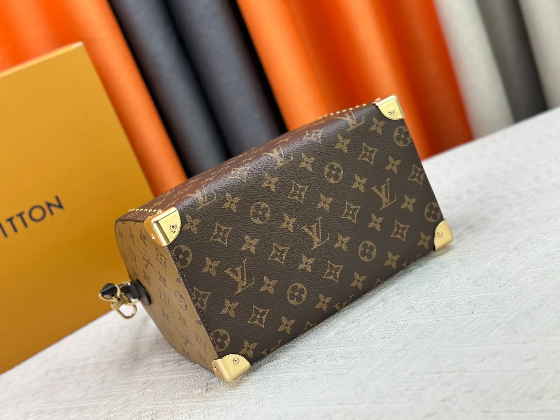 P300 Original M46881 M26181 LV Pillow This Season Louis Vuitton Show Style LV2025 Early Spring Series] Cool Black Leather and Small Presbyopia Fashionistas, are you ready for the LV2025 Early Spring Series? This season, Louis Vuitton brings us the perfect combination of cool black leather and small presbyopia, showing a unique fashion attitude. Size: 27/20/15