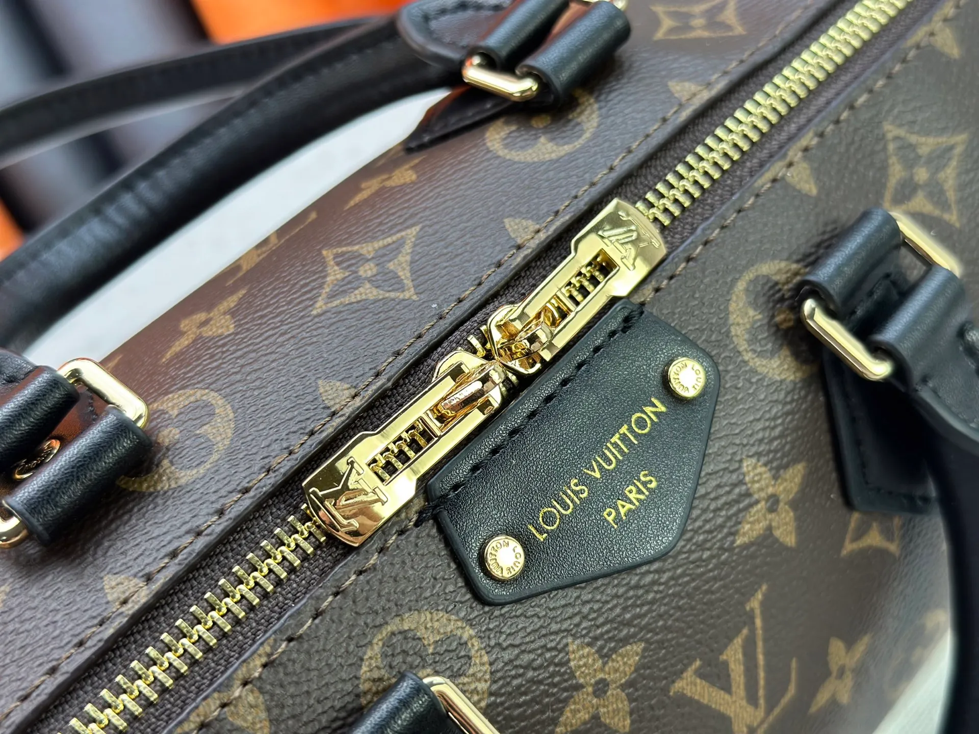P300 Original M46881 M26181 LV Pillow This Season Louis Vuitton Show Style LV2025 Early Spring Series] Cool Black Leather and Small Presbyopia Fashionistas, are you ready for the LV2025 Early Spring Series? This season, Louis Vuitton brings us the perfect combination of cool black leather and small presbyopia, showing a unique fashion attitude. Size: 27/20/15