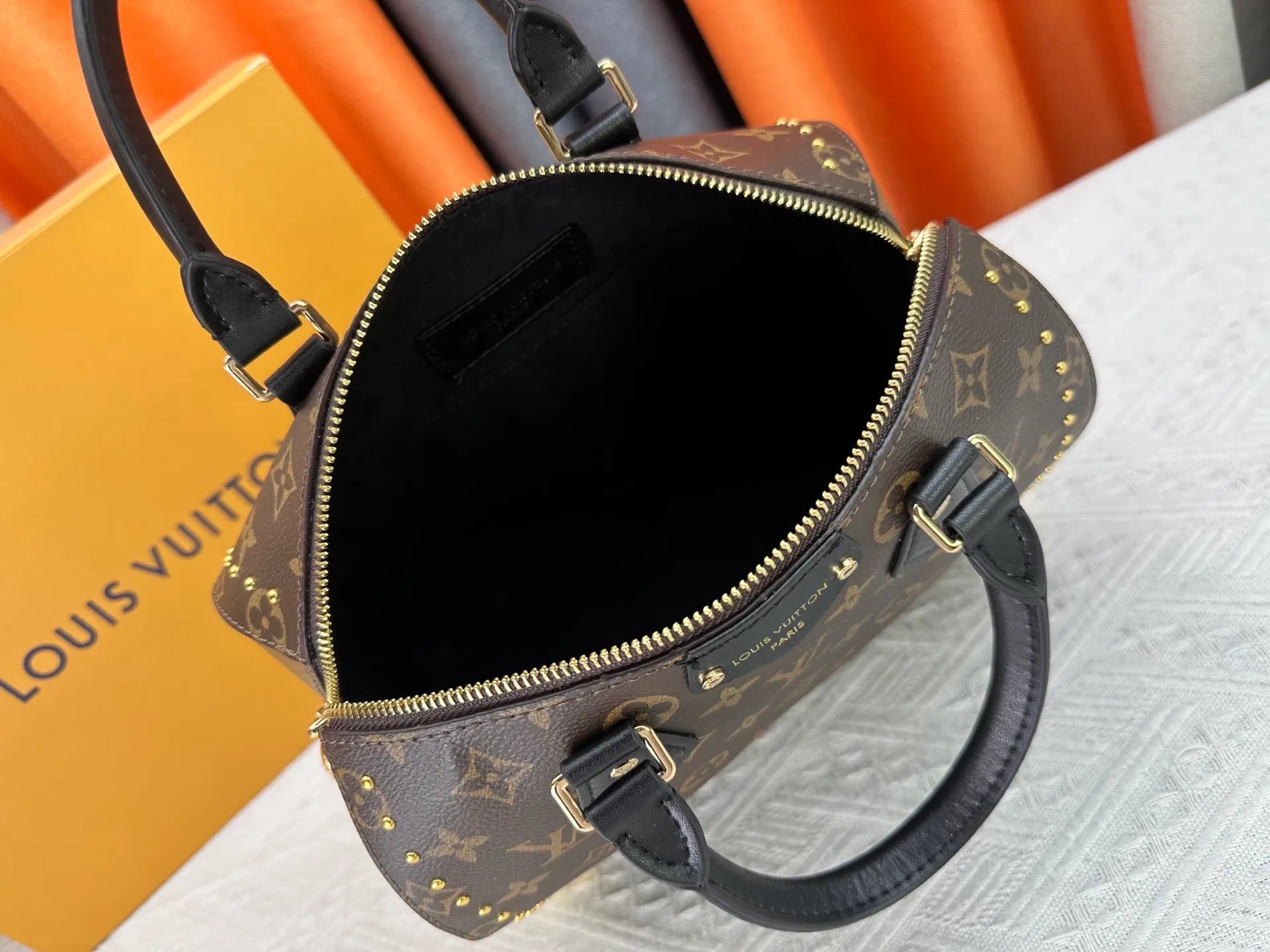 P300 Original M46881 M26181 LV Pillow This Season Louis Vuitton Show Style LV2025 Early Spring Series] Cool Black Leather and Small Presbyopia Fashionistas, are you ready for the LV2025 Early Spring Series? This season, Louis Vuitton brings us the perfect combination of cool black leather and small presbyopia, showing a unique fashion attitude. Size: 27/20/15