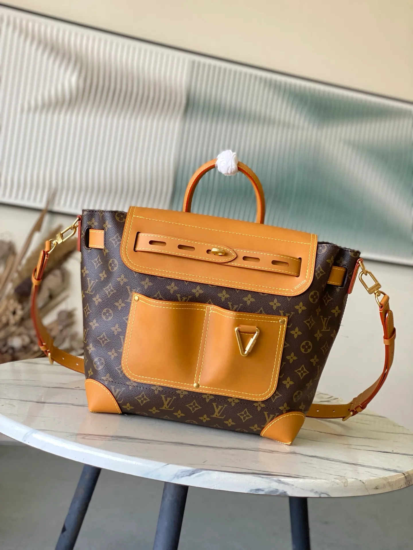 💰1580 Top Original Order M25989 This Steamer 30 handbag is made by Pharrel Williams and has an elegant design made of Monogram canvas. The double outer pockets on the front highlight the workwear style, and the detachable shoulder strap and flap make it easy to carry cross-body, shoulder, hand or backpack. Dimensions: 33 × 32 × 14 cm