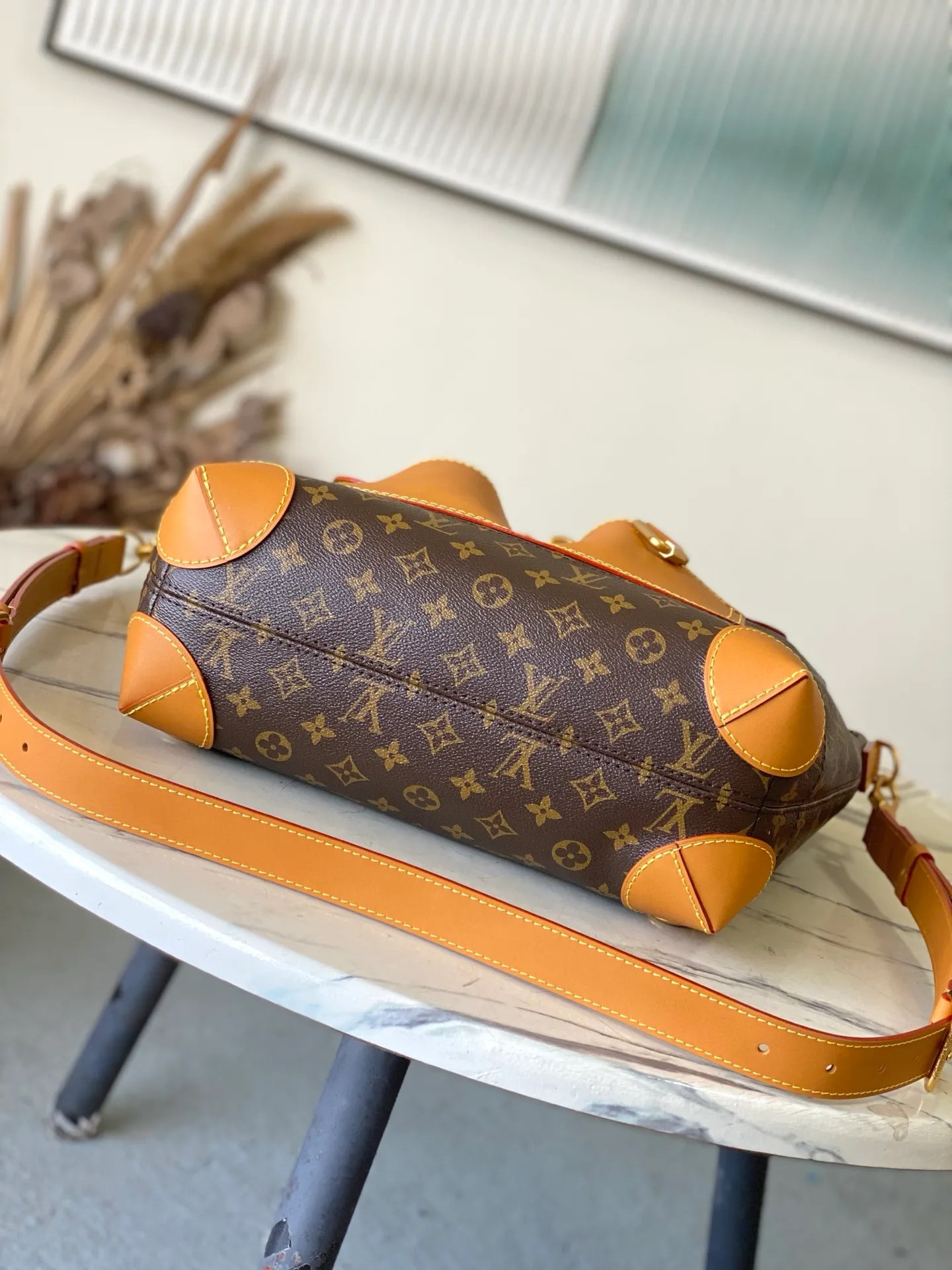 💰1580 Top Original Order M25989 This Steamer 30 handbag is made by Pharrel Williams and has an elegant design made of Monogram canvas. The double outer pockets on the front highlight the workwear style, and the detachable shoulder strap and flap make it easy to carry cross-body, shoulder, hand or backpack. Dimensions: 33 × 32 × 14 cm
