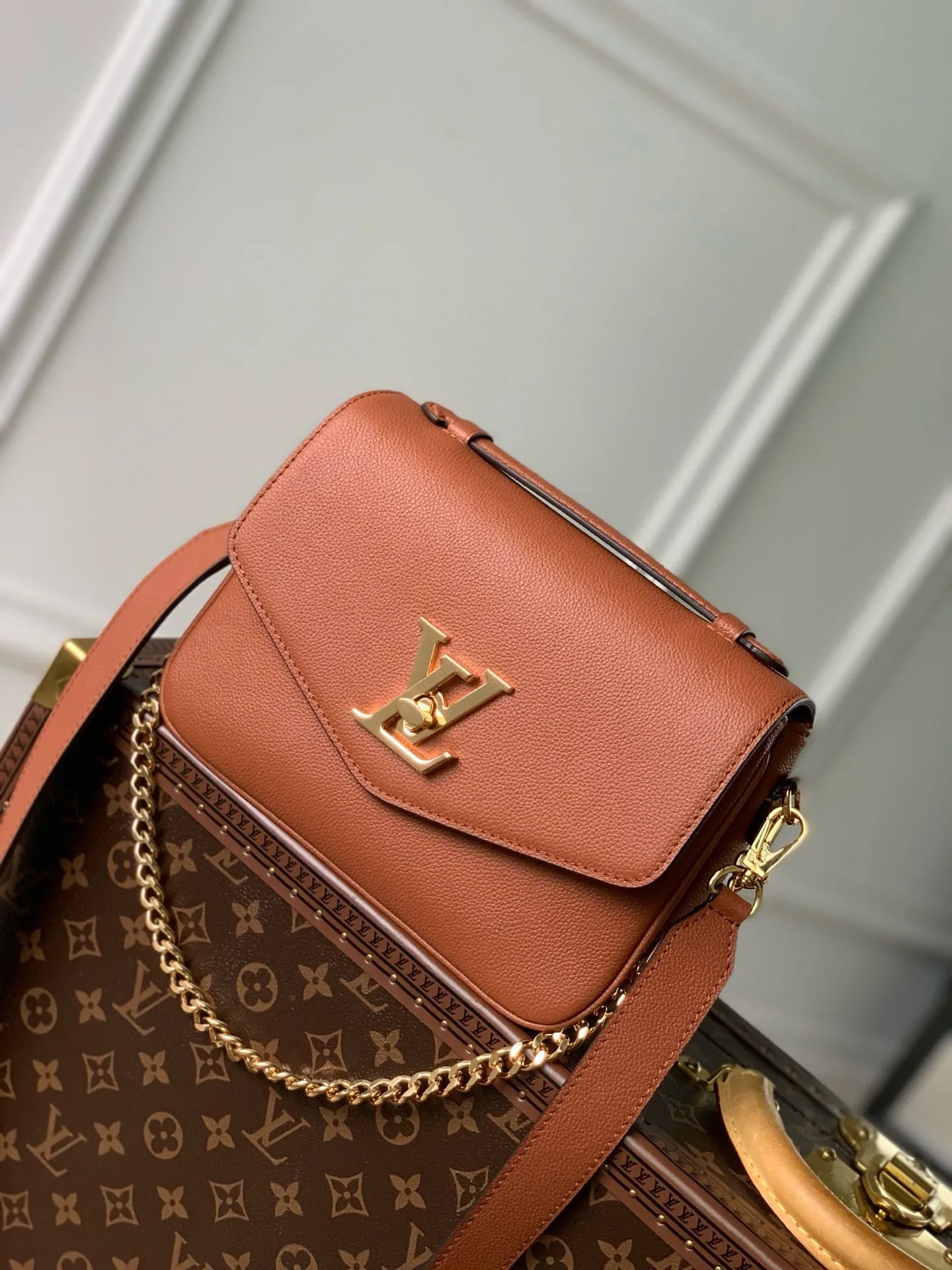 💰1140 (top layer leather) top original M22952 Oxford handbag is made of soft grain leather, with dazzling metal parts to highlight the brand style. The detachable chain and adjustable leather strap allow for a variety of carrying options, adding a dynamic feel to everyday life and day and night occasions. 22.0 x 16.0 x 9.5 cm (length x height x width)