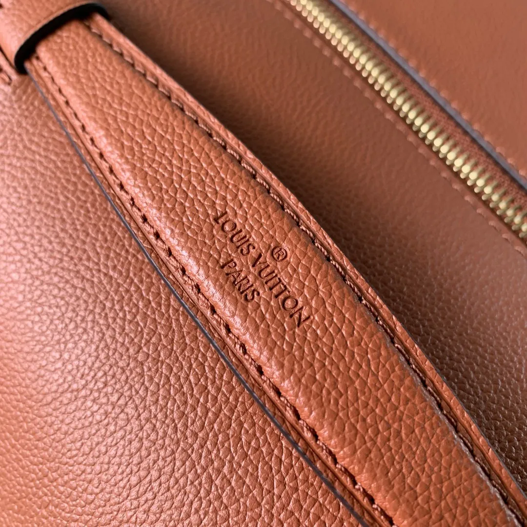 💰1140 (top layer leather) top original M22952 Oxford handbag is made of soft grain leather, with dazzling metal parts to highlight the brand style. The detachable chain and adjustable leather strap allow for a variety of carrying options, adding a dynamic feel to everyday life and day and night occasions. 22.0 x 16.0 x 9.5 cm (length x height x width)