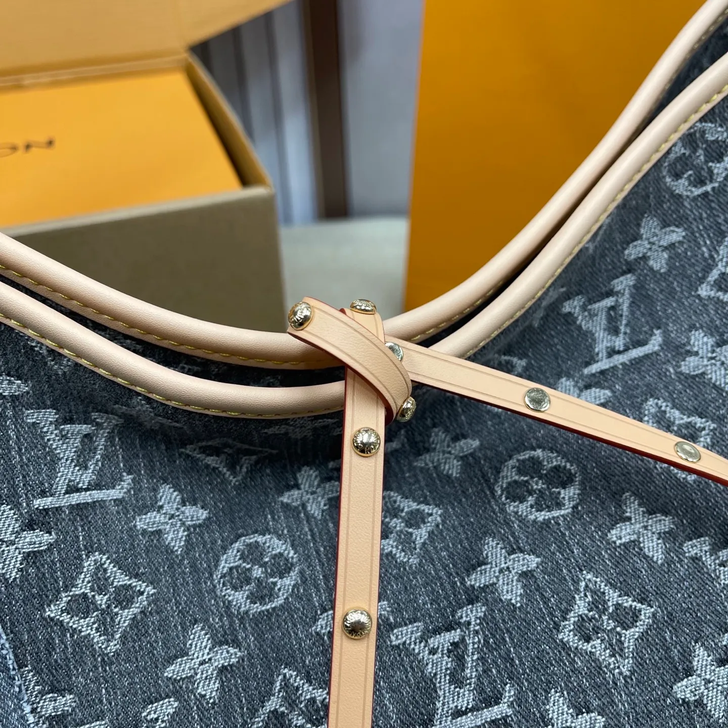 [Upgraded version] P640¥🐶Upgraded version. High quality. Denim denim·Model M13289🐶With complete packaging🎁Denim denim series CARRYALL medium handbag. The handbag is made of Monogram canvas and leather trim, making it a personal companion for urban life. The generous construction has a neat interior and a large interior pocket adds a functional element. Monogram canvas zippered clutch secured with leather strap. Size: 39*30*15cm
