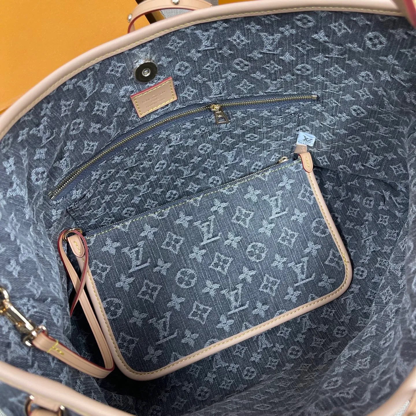 [Upgraded version] P640¥🐶Upgraded version. High quality. Denim denim·Model M13289🐶With complete packaging🎁Denim denim series CARRYALL medium handbag. The handbag is made of Monogram canvas and leather trim, making it a personal companion for urban life. The generous construction has a neat interior and a large interior pocket adds a functional element. Monogram canvas zippered clutch secured with leather strap. Size: 39*30*15cm