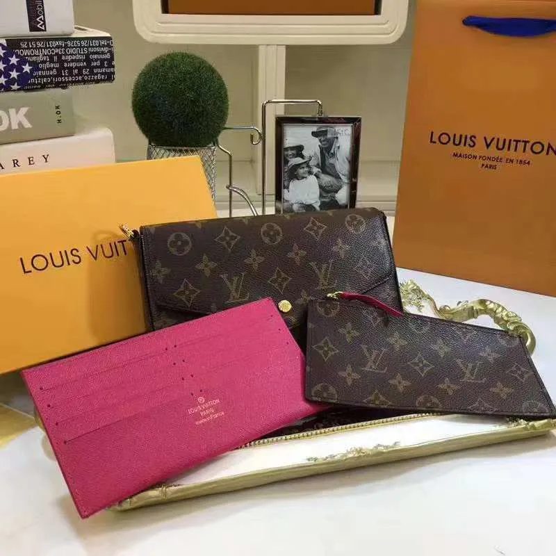 P140 Model: 61276 Size 21/11/2 Introduction: The Louis vuitton Felicie three-piece handbag is elegant and luxurious. It contains two detachable pockets and is a fashionable choice for carrying and organizing your daily necessities. It is more than just a wallet, after removing the gold chain, it can also be used as a charming clutch or small handbag ""